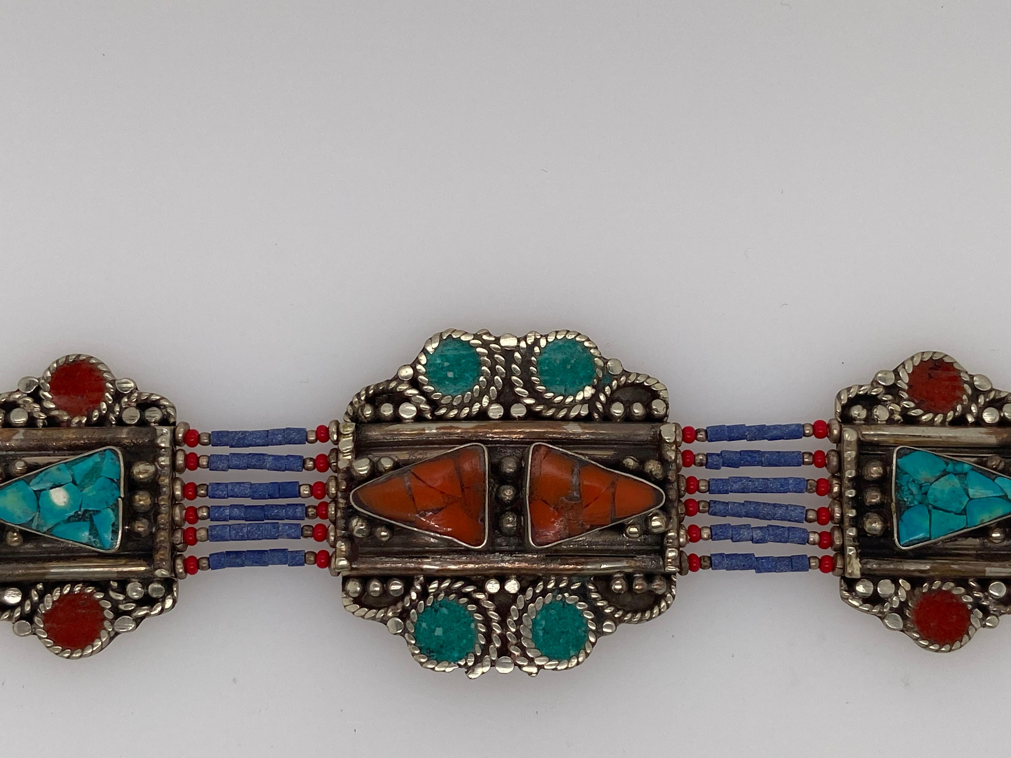 20ième siècle Bracelet tribal berbère marocain ancien en argent avec plusieurs pierres précieuses  en vente