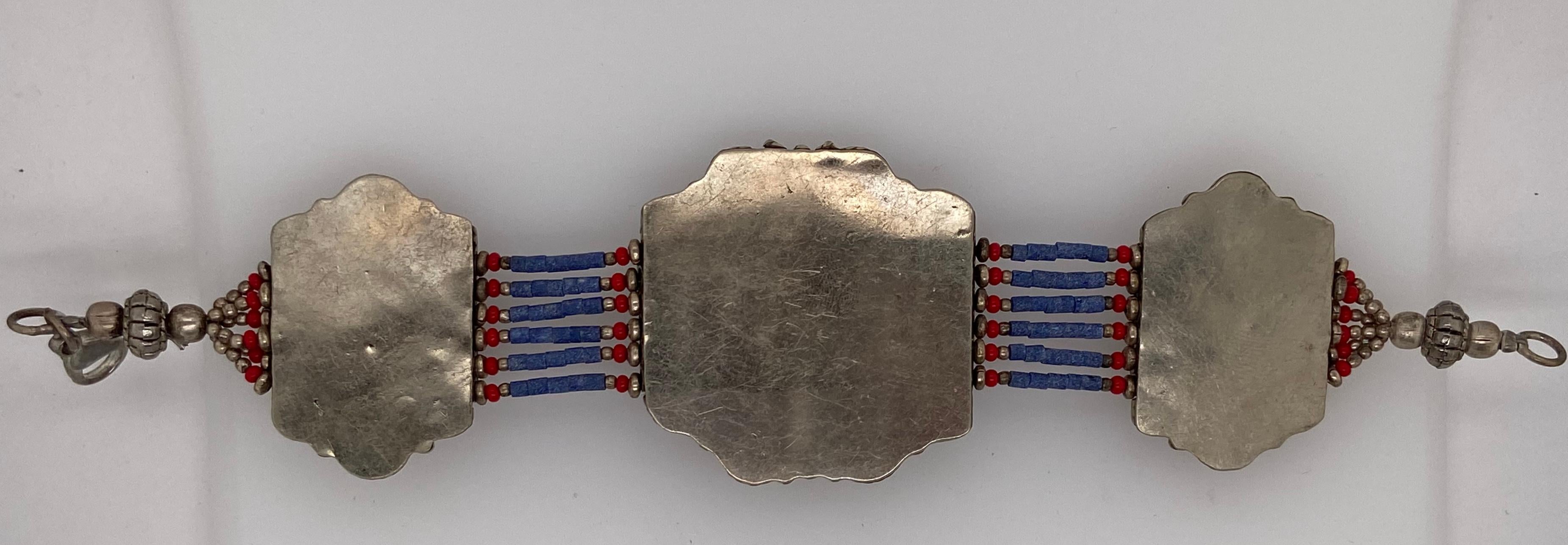 Bracelet tribal berbère marocain ancien en argent avec plusieurs pierres précieuses  en vente 3
