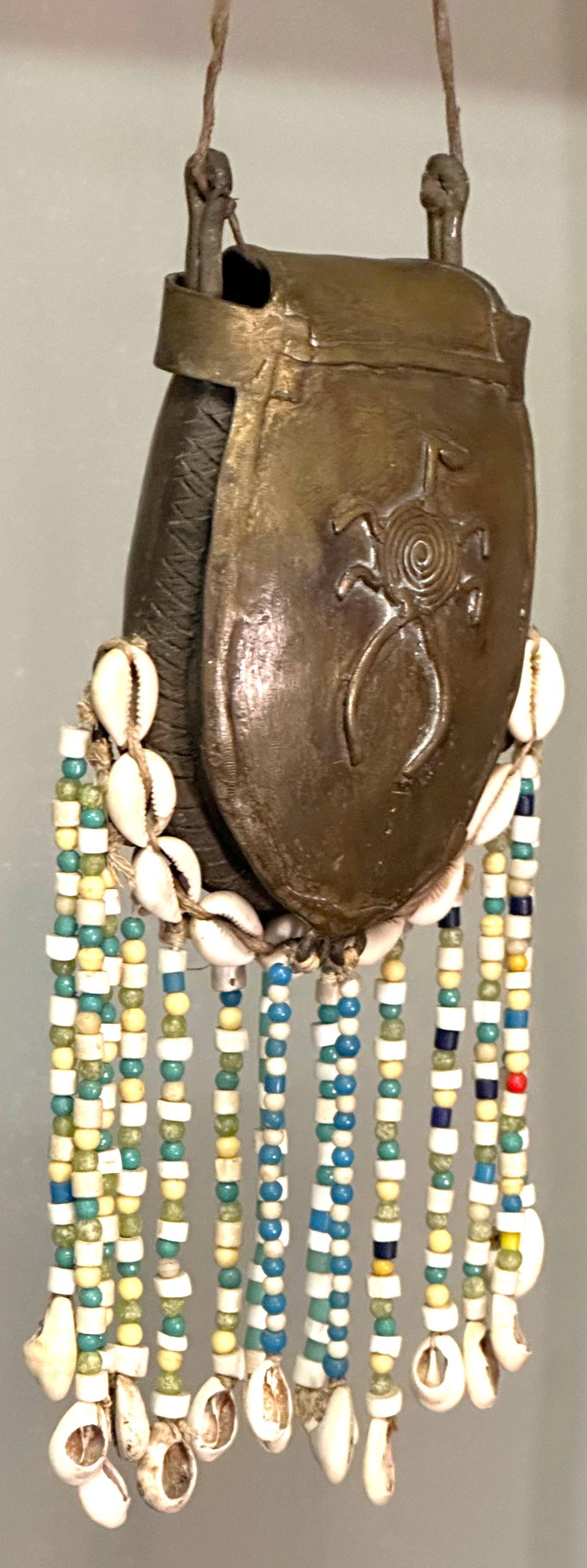 Bronzetasche, Tasche, Skulptur, Stammeskunst, Westafrika im Angebot 12