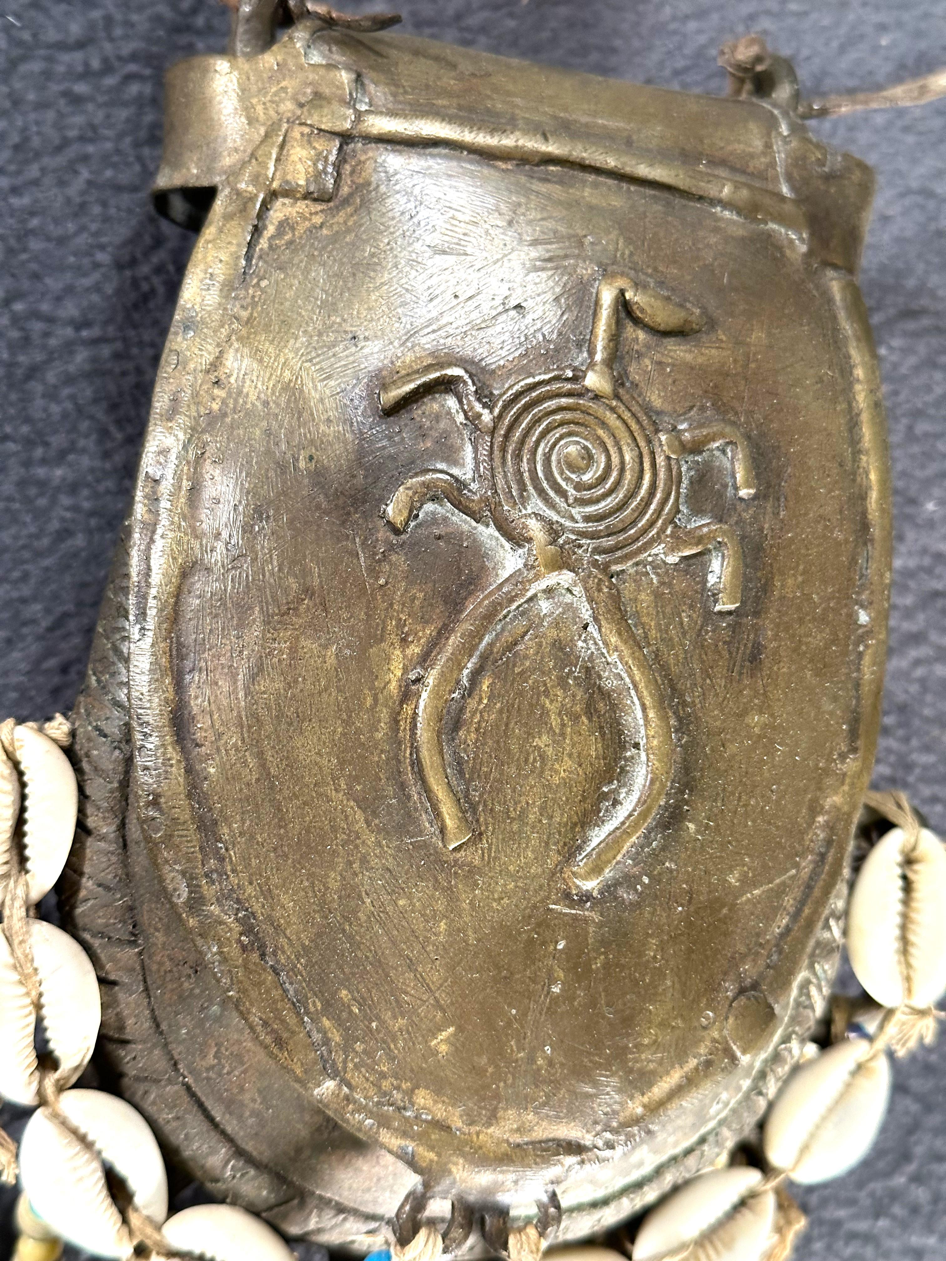 Bronzetasche, Tasche, Skulptur, Stammeskunst, Westafrika im Angebot 1