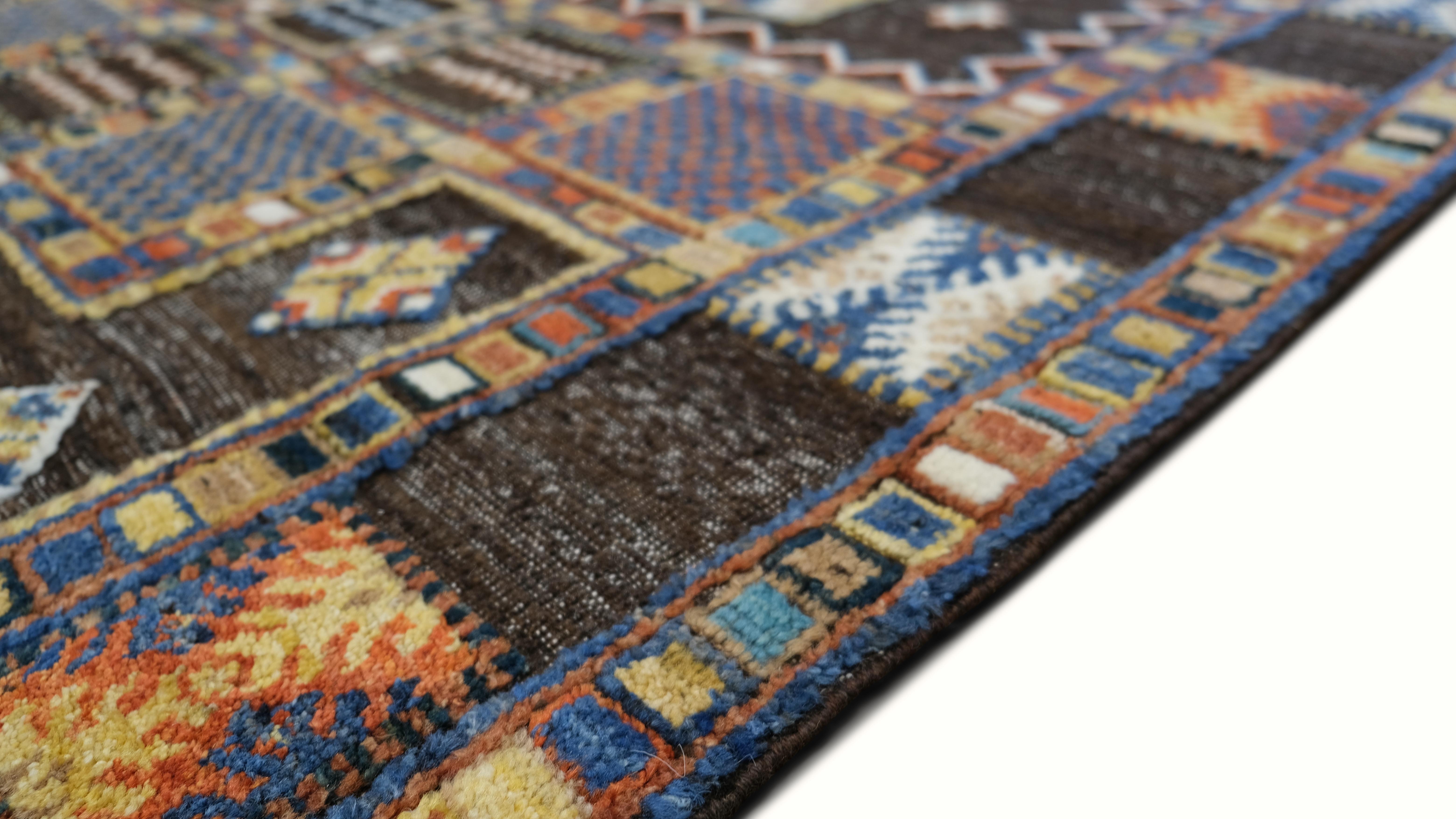 Ce remarquable tapis en laine noué à la main est un mélange magistral de motifs tribaux traditionnels et d'esthétique géométrique moderne. Tissé par des artisans qualifiés, ce tapis présente un panneau central captivant avec des médaillons tribaux