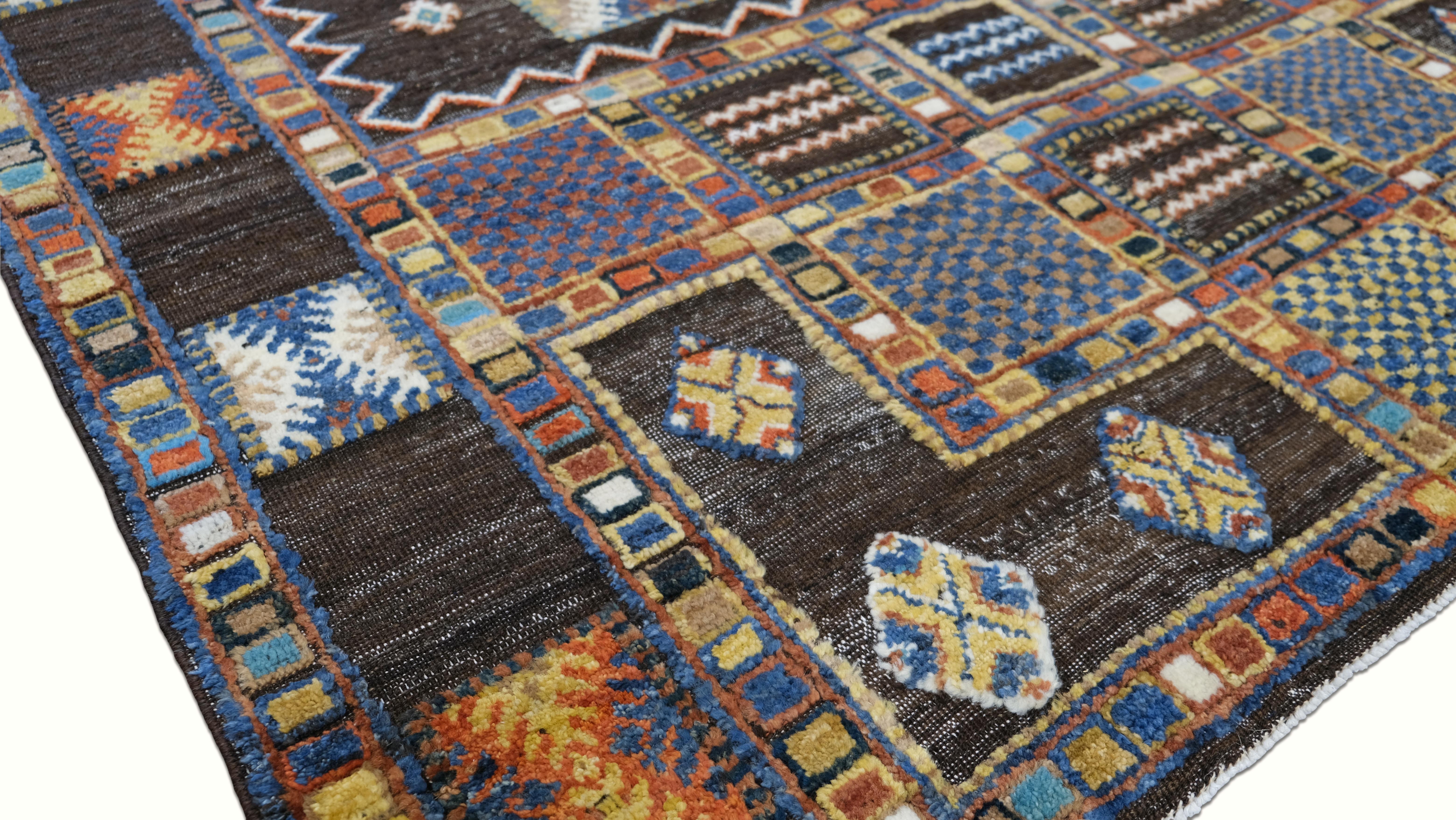Moderne Tapis géométrique tribal en laine Brown, jaune, orange et bleu 5'8''x8'2'' en vente