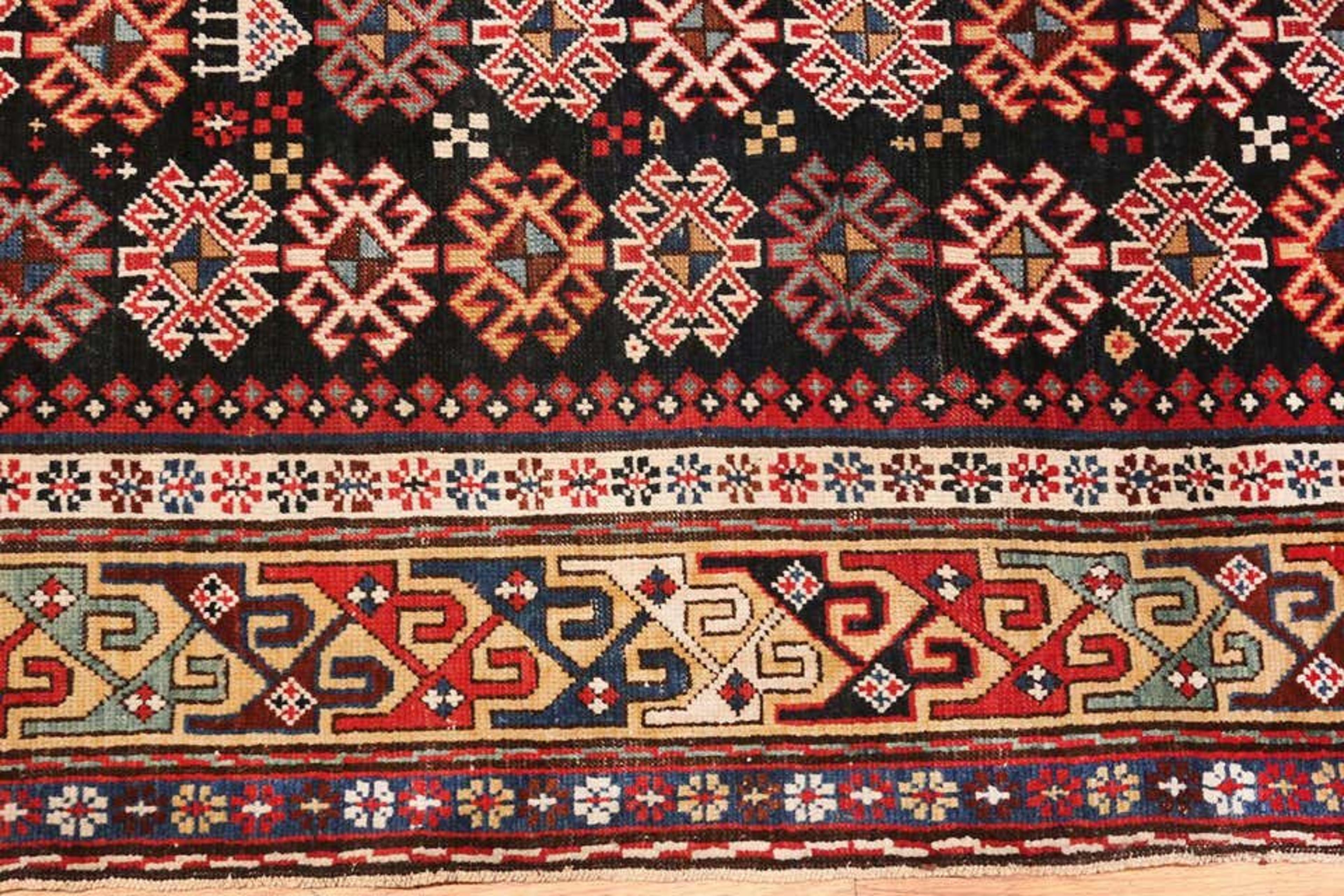 Un antico tappeto caucasico Shirvan a trama insolitamente fine e da collezione, paese d'origine / tipo di tappeto: tappeti caucasici antichi, circa 1900. Dimensioni: 5 ft 3 in x 11 ft 5 in (1,6 m x 3,48 m)

