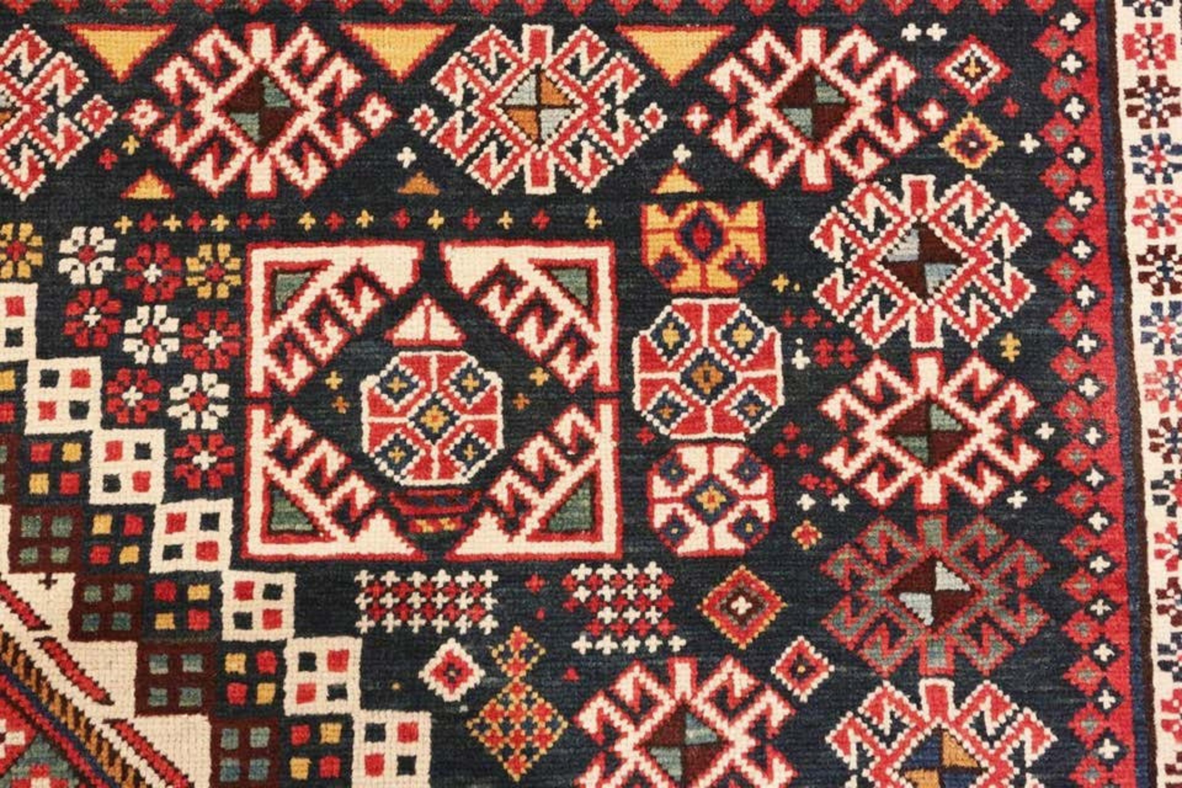 Annodato a mano Tappeto Nazmiyal Collection Antico caucasico Shirvan. Dimensioni: 5 ft 3 in x 11 ft 5 in