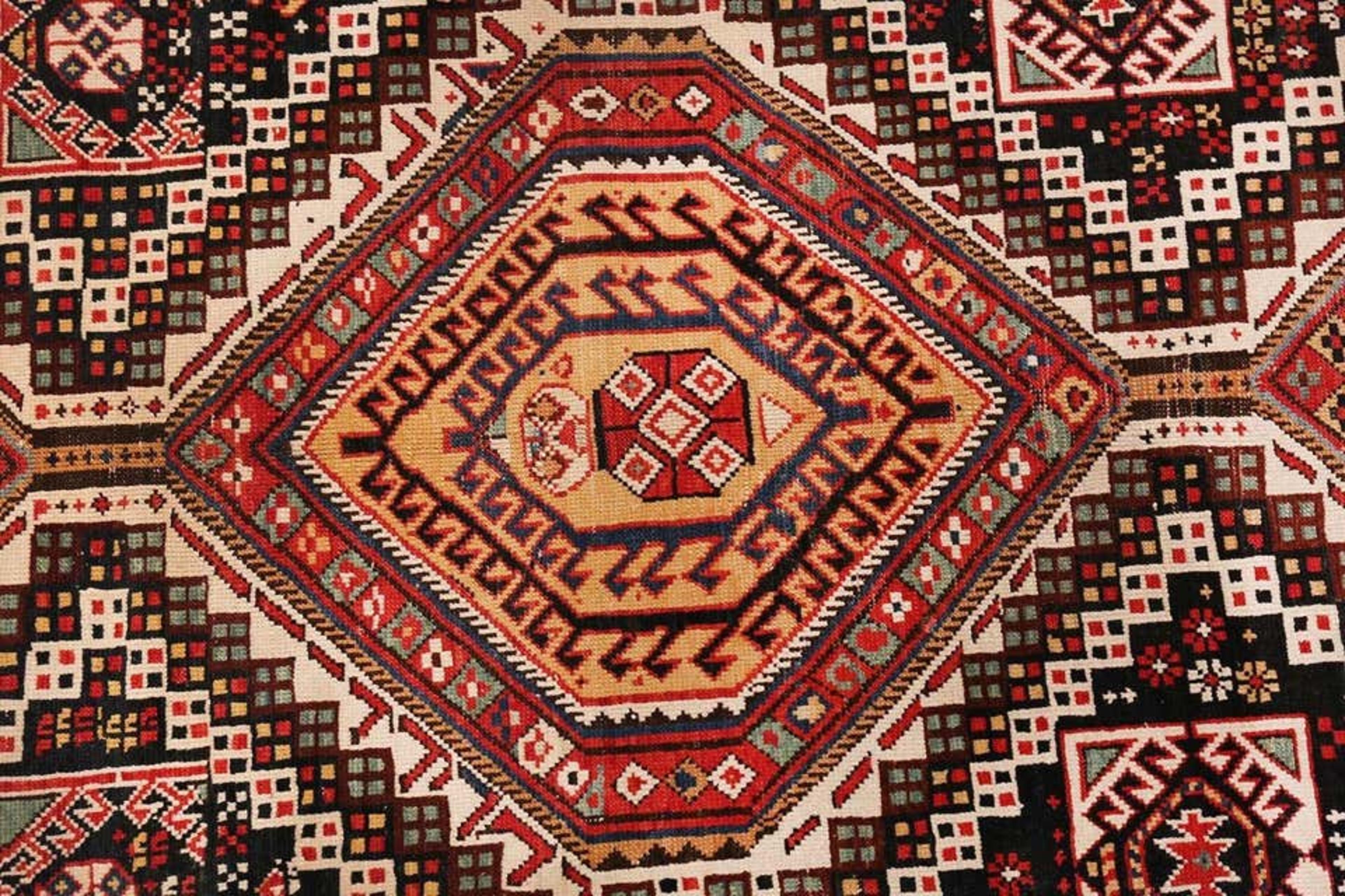 Tappeto Nazmiyal Collection Antico caucasico Shirvan. Dimensioni: 5 ft 3 in x 11 ft 5 in In condizioni ottime a New York, NY