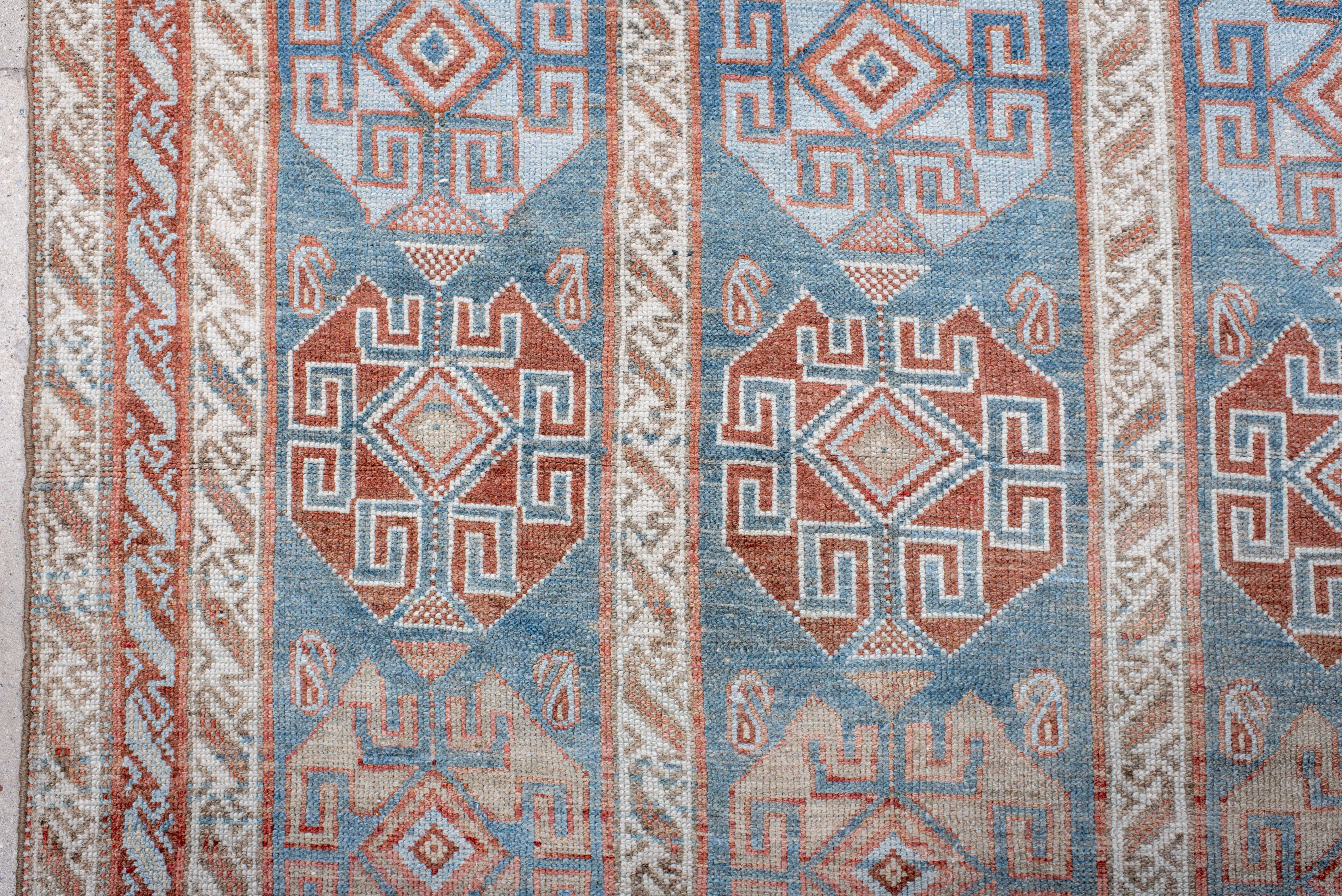 Metà XX secolo Colonna tribale in blu cielo e terracotta in vendita