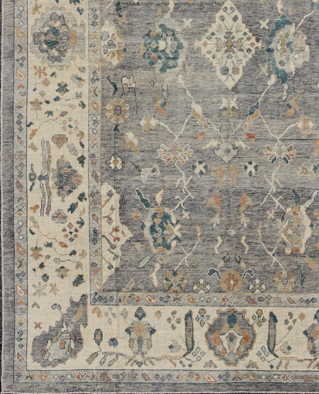 Turco Tappeto Oushak turco dal design tribale con colori grigi e multipli di Keivan Woven Arts in vendita