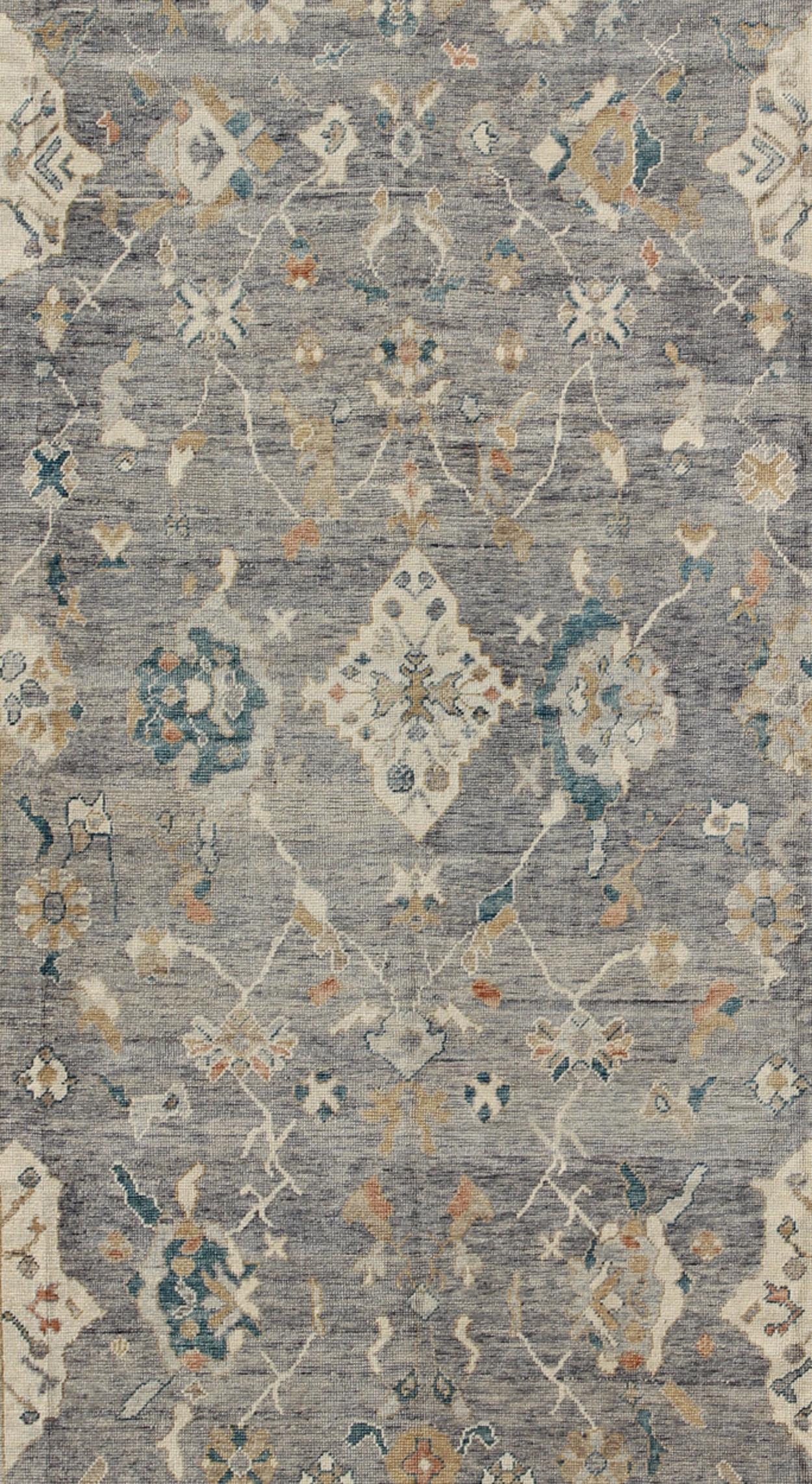 Annodato a mano Tappeto Oushak turco dal design tribale con colori grigi e multipli di Keivan Woven Arts in vendita