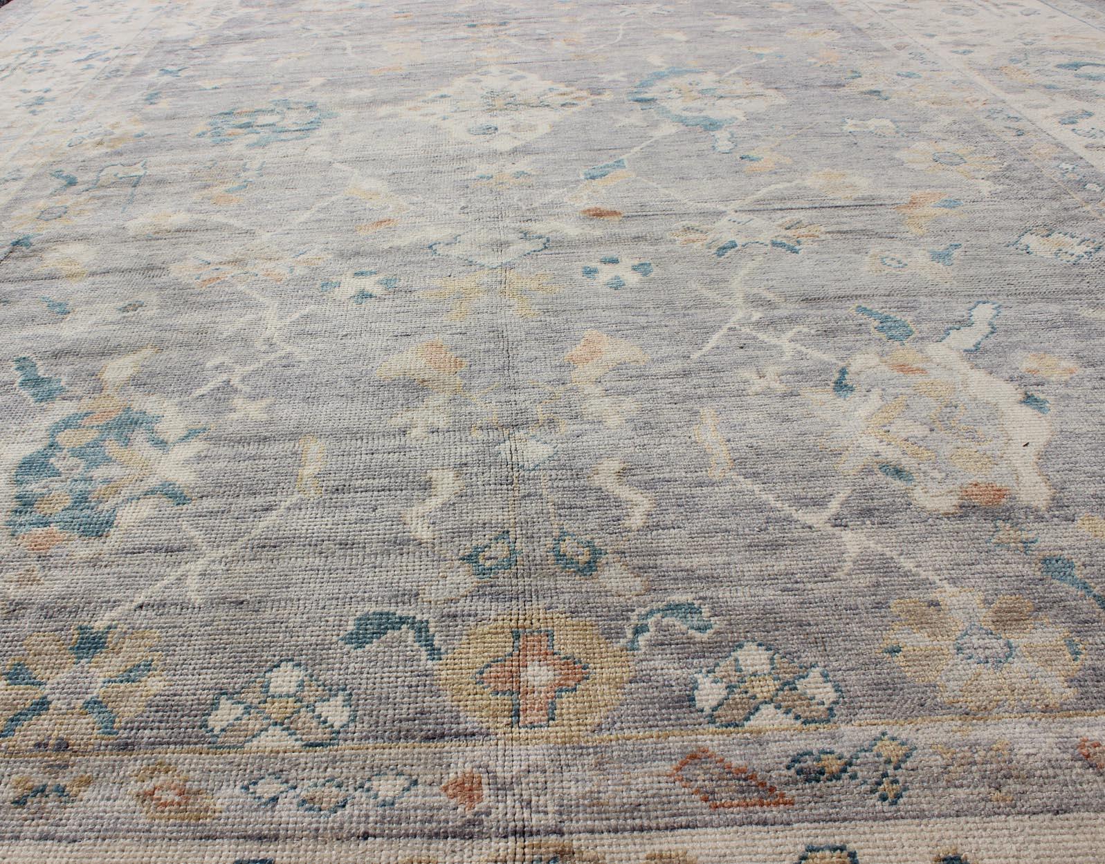 Tappeto Oushak turco dal design tribale con colori grigi e multipli di Keivan Woven Arts In condizioni Nuovo in vendita a Atlanta, GA