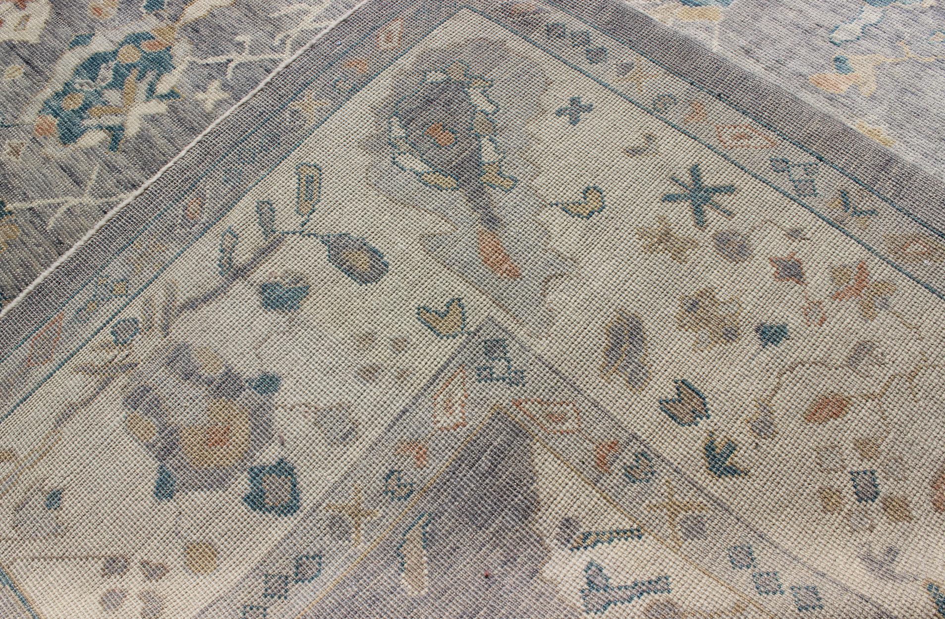 Tappeto Oushak turco dal design tribale con colori grigi e multipli di Keivan Woven Arts in vendita 2