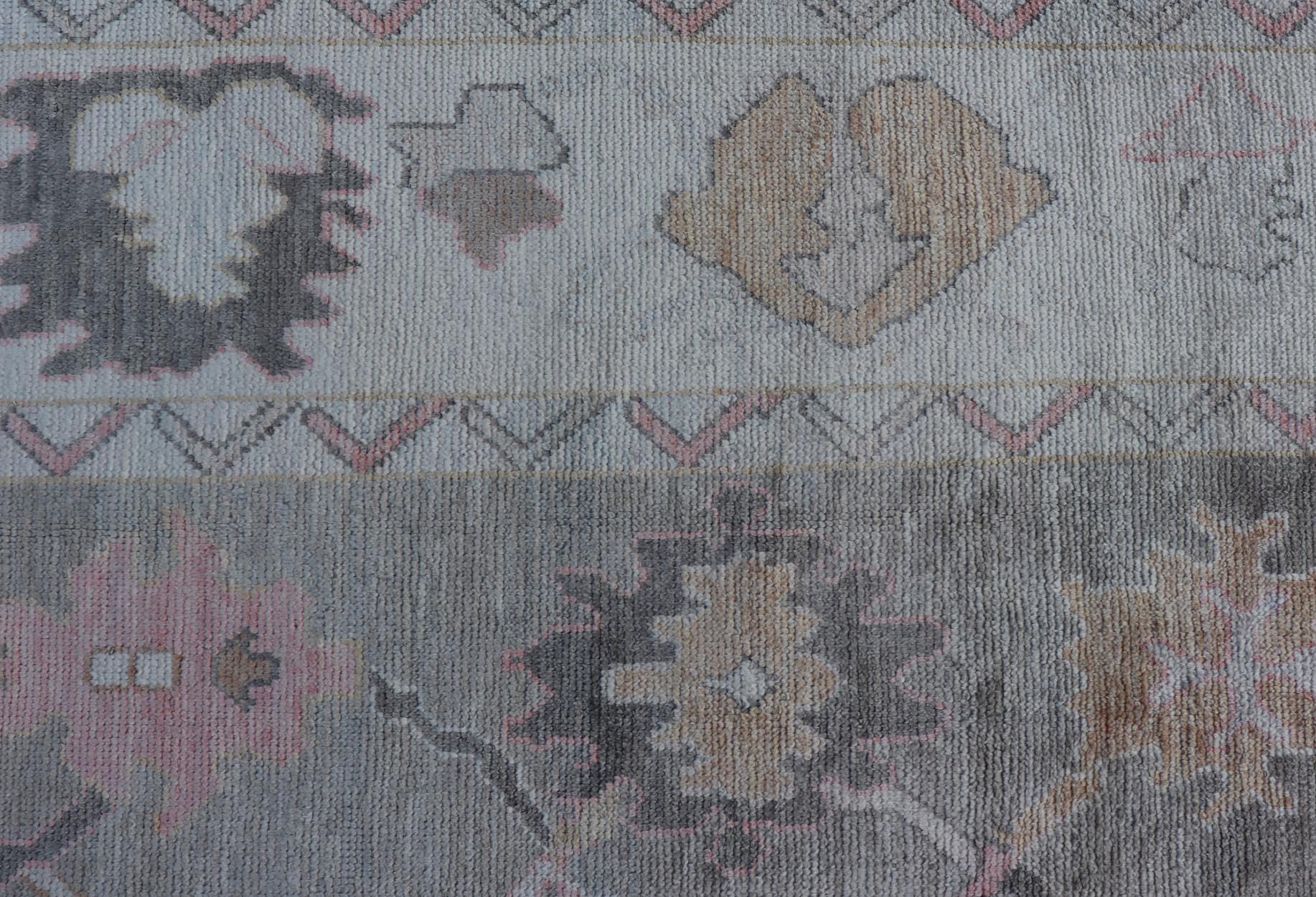 Tappeto Oushak turco dal design tribale con medaglioni in verde chiaro e multicolore in vendita 3