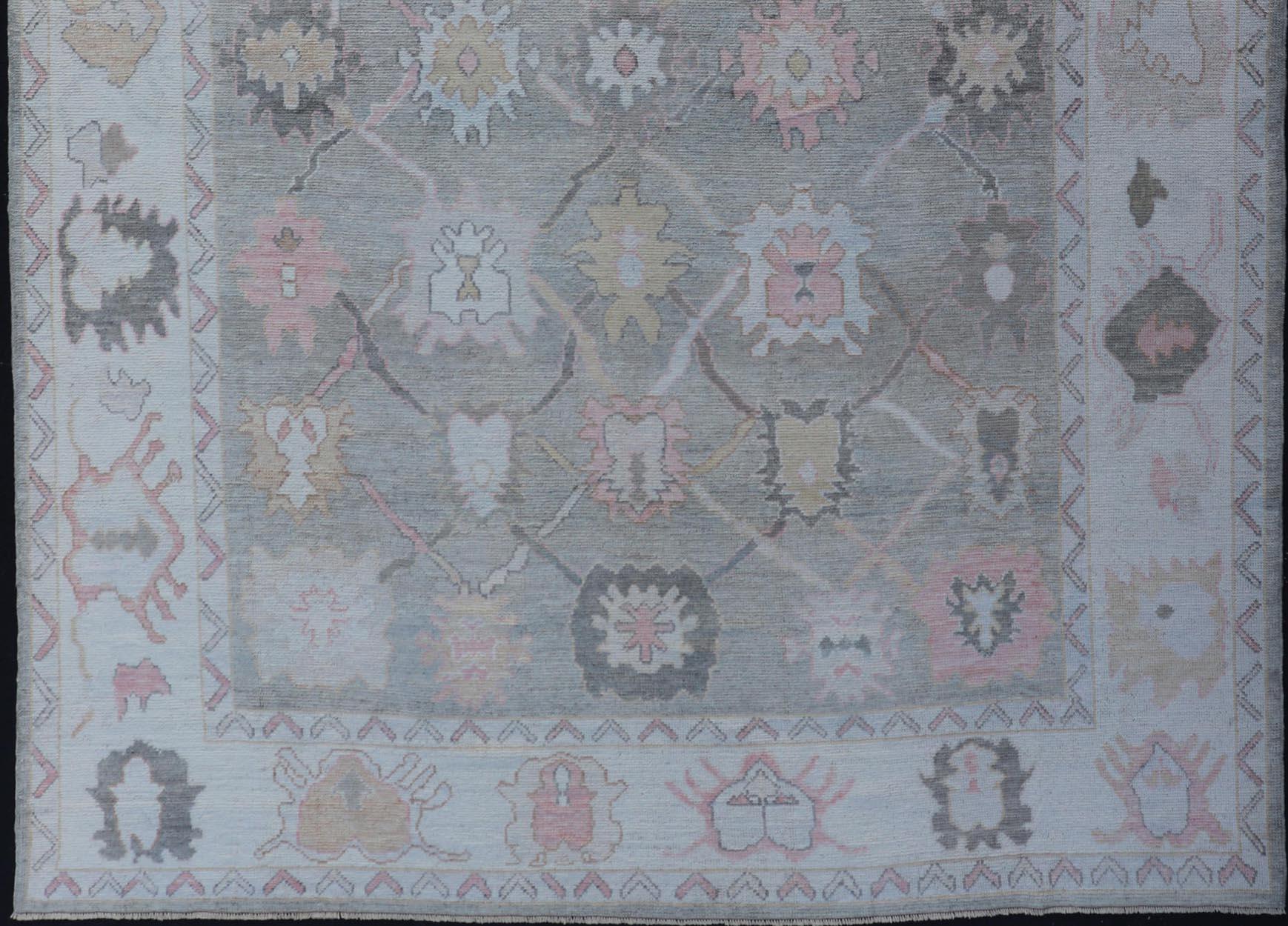 Annodato a mano Tappeto Oushak turco dal design tribale con medaglioni in verde chiaro e multicolore in vendita