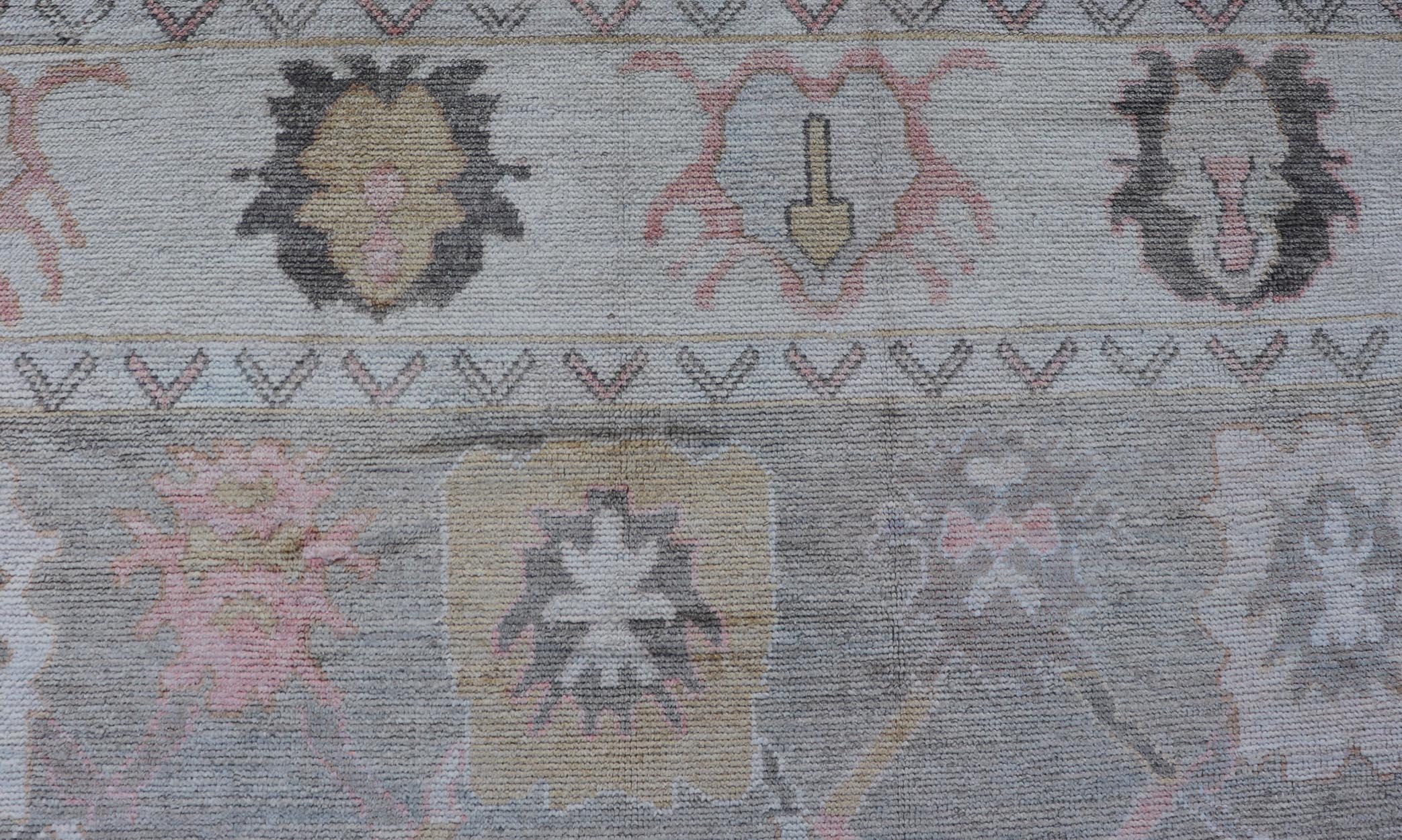 Tappeto Oushak turco dal design tribale con medaglioni in verde chiaro e multicolore in vendita 2