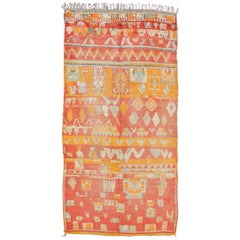 Tapis marocain vintage au design tribal en orange, rouge, vert menthe et ivoire