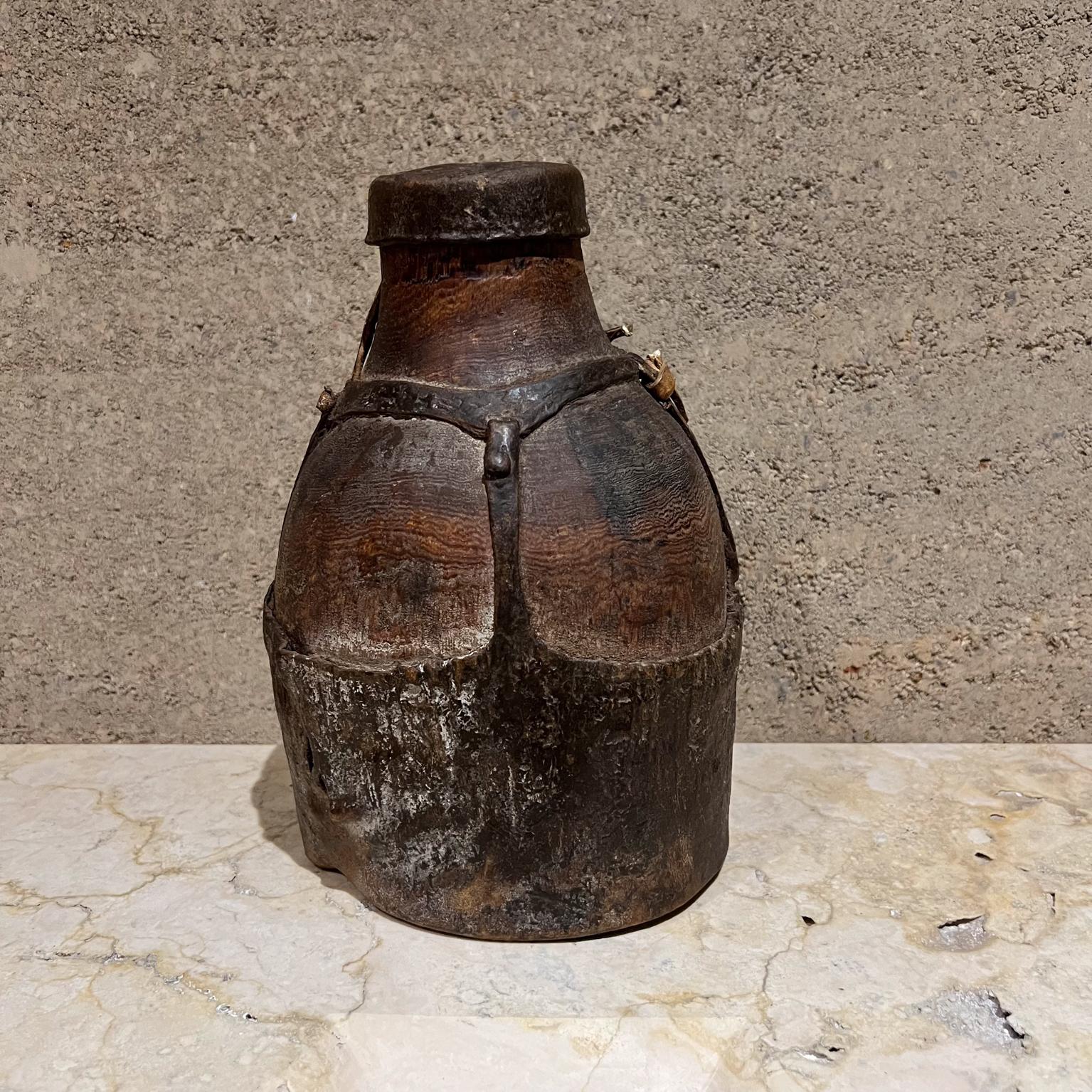 Vasija de bebida tribal Jarra de leche de cuero africano 1
10 x 6,5 de diámetro
Estado original de época
Consulta las imágenes de la lista