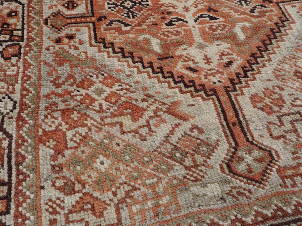 Tribal Tapis tribal persan du début du 20e siècle fait à la main de style Shiraz en vente