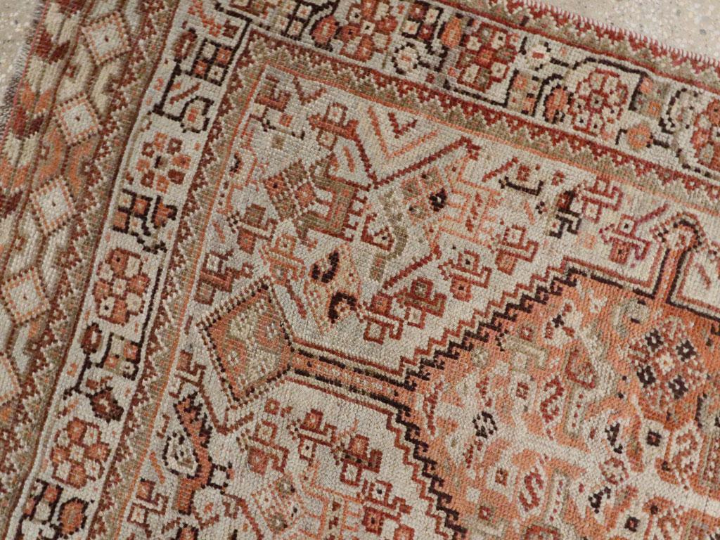 Tribal frühen 20. Jahrhundert handgefertigten persischen Shiraz Akzent Teppich (Persisch) im Angebot