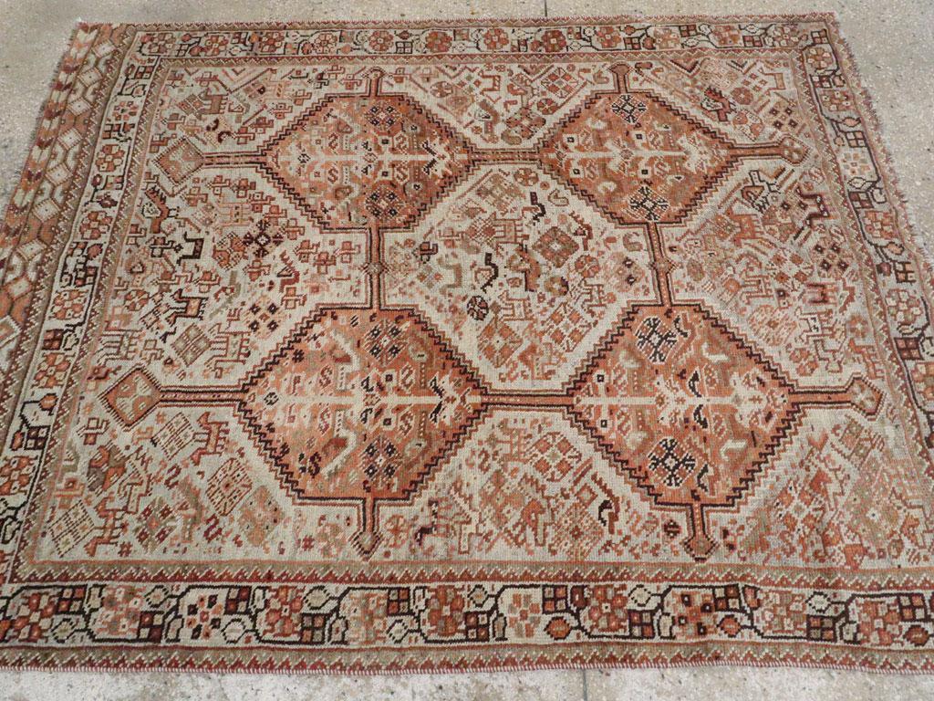 Noué à la main Tapis tribal persan du début du 20e siècle fait à la main de style Shiraz en vente