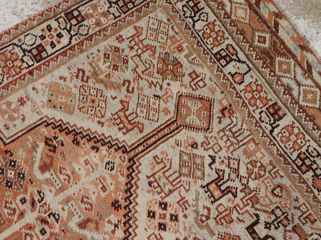 Tapis tribal persan du début du 20e siècle fait à la main de style Shiraz Bon état - En vente à New York, NY