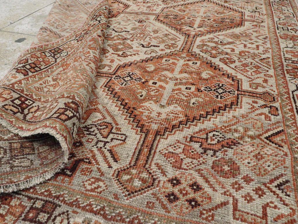 Tribal frühen 20. Jahrhundert handgefertigten persischen Shiraz Akzent Teppich (Wolle) im Angebot