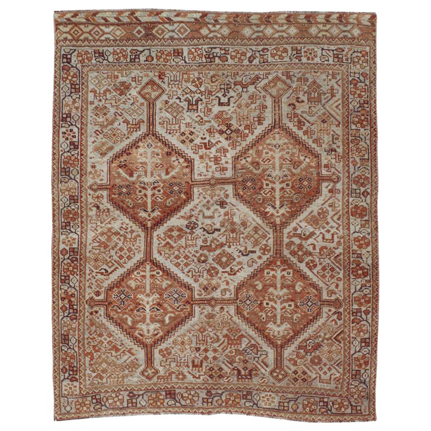 Tapis tribal persan du début du 20e siècle fait à la main de style Shiraz en vente