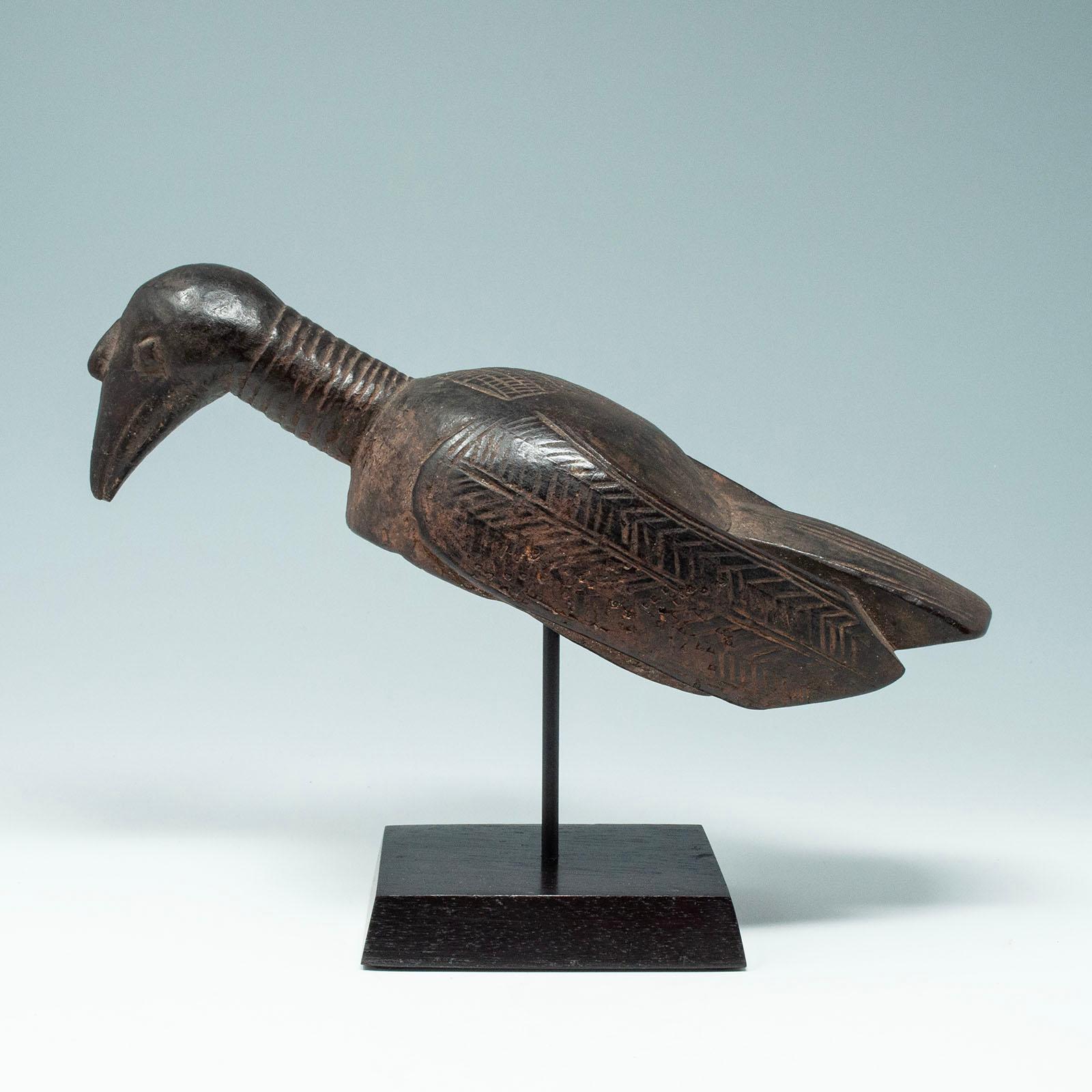 Mitte des 20. Jahrhunderts Stammesopferschale mit Deckel in Form eines Vogels, Yoruba-Volk

Dieser wunderschöne geschnitzte Holzdeckel hat die Form eines Vogels, der traditionell als Bote der Götter gilt und zwischen der Welt der Lebenden und der