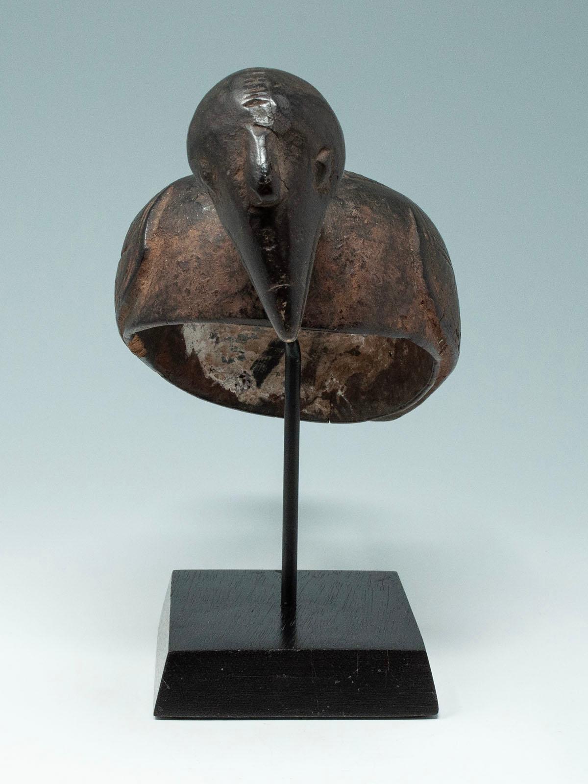 Stammeskunst Anfang bis Mitte des 20. Jahrhunderts. Angebotsschalendeckel in Form eines Vogels, Yoruba (Nigerianisch) im Angebot
