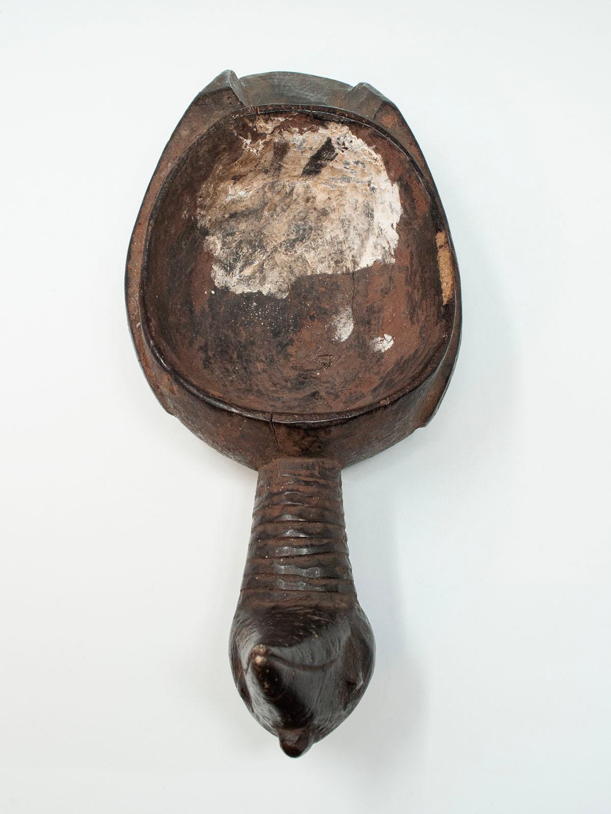 Stammeskunst Anfang bis Mitte des 20. Jahrhunderts. Angebotsschalendeckel in Form eines Vogels, Yoruba (Holz) im Angebot