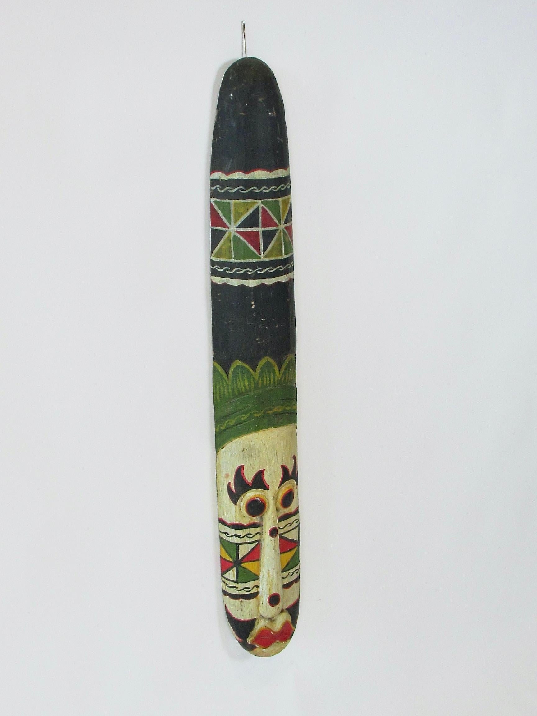 Tribal ethnischen bunten geschnitzten Wandbehang (Volkskunst) im Angebot