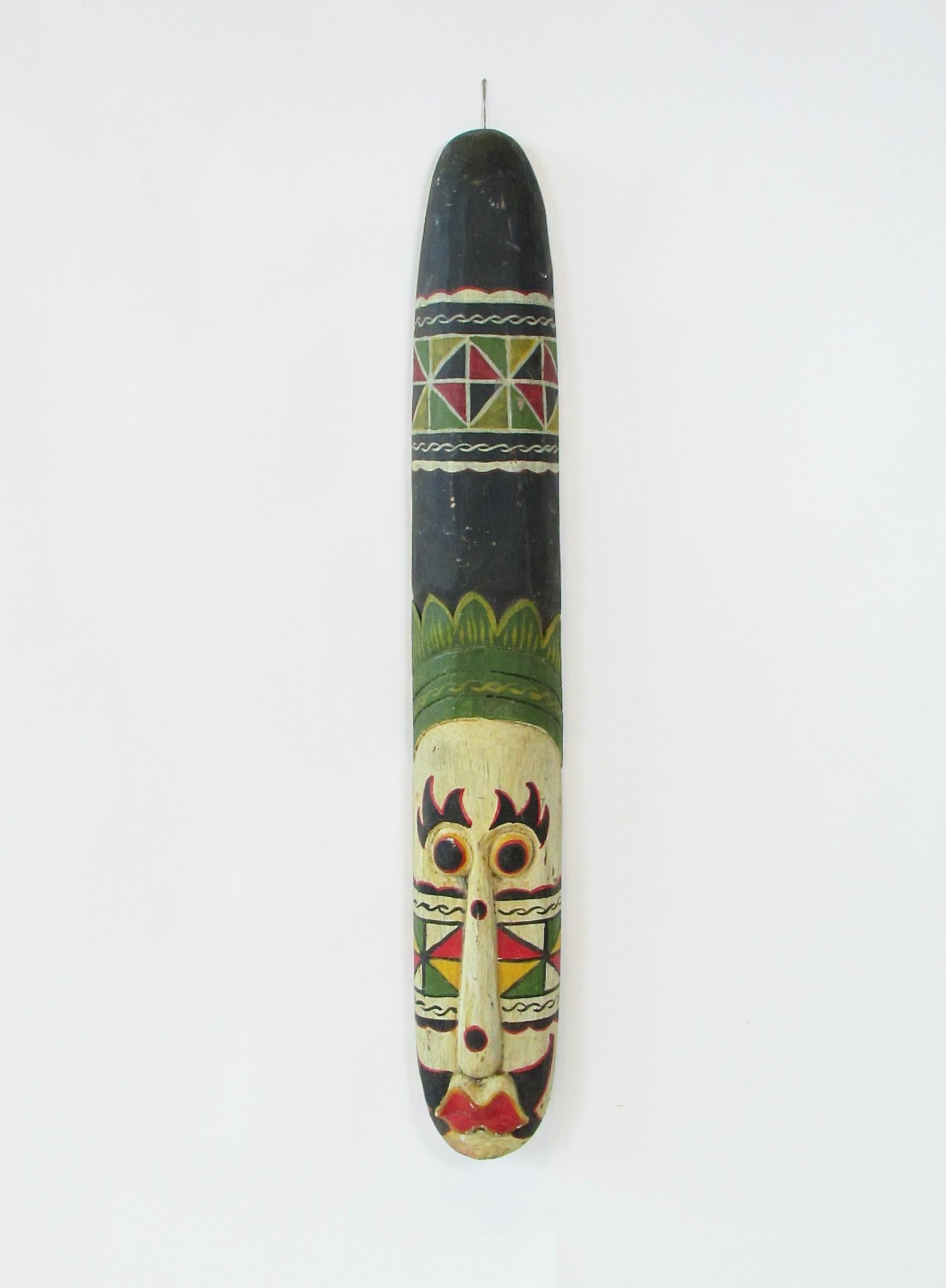 Tribal ethnischen bunten geschnitzten Wandbehang (Handgeschnitzt) im Angebot