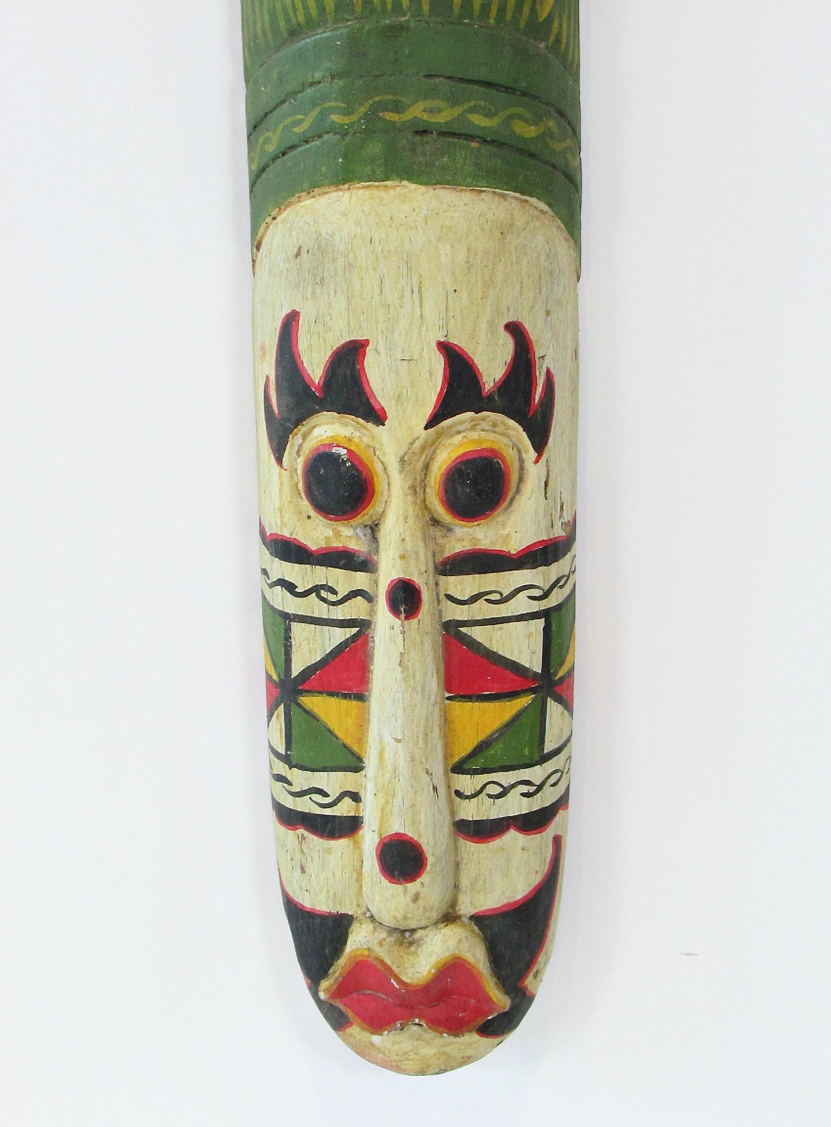 Tribal ethnischen bunten geschnitzten Wandbehang (20. Jahrhundert) im Angebot