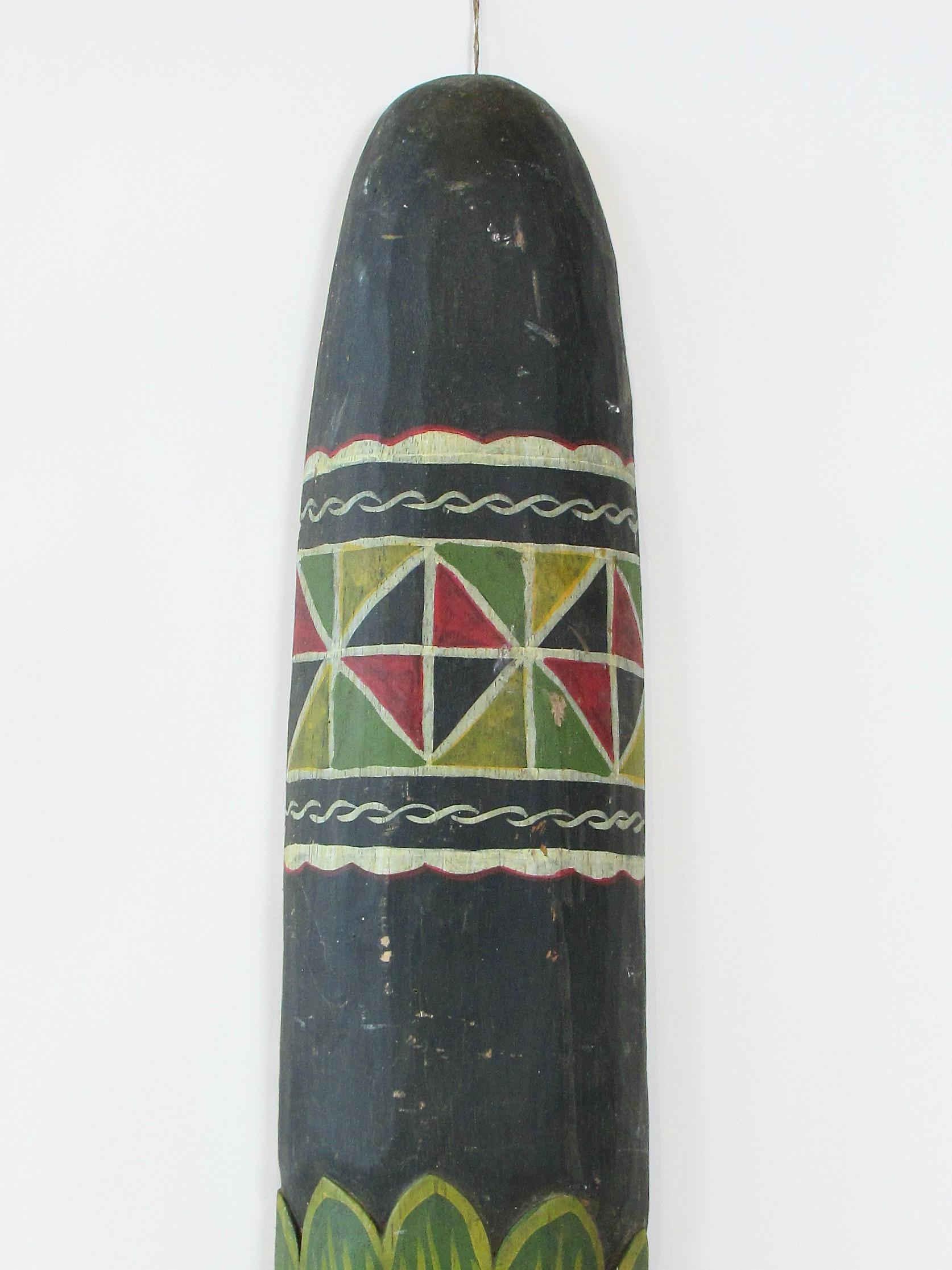 Tribal ethnischen bunten geschnitzten Wandbehang (Holz) im Angebot