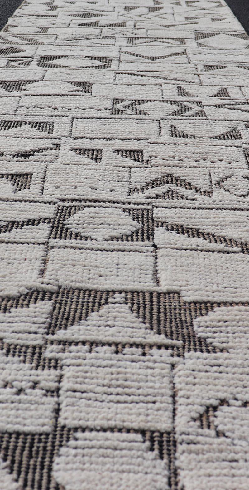 Runner tribale geometrico annodato a mano in Afghanistan moderno in marrone e crema. Keivan Woven Arts / tappeto MSE-12593, tipo / paese d'origine: Afghanistan / Kilim, condizione: nuovo. 
Misure: 2'5 x 10'5 
Questo nuovissimo tappeto è