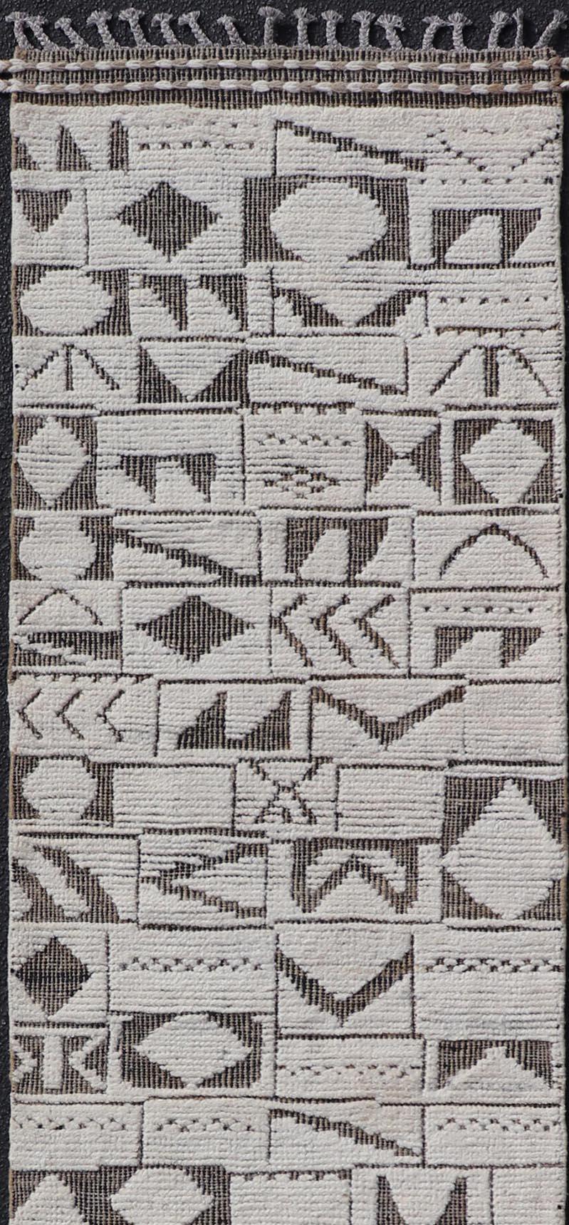 Runner Tribale Geometrico Moderno Afghanistan in Marrone e Crema 2'5 x 10'5 In condizioni ottime in vendita a Atlanta, GA