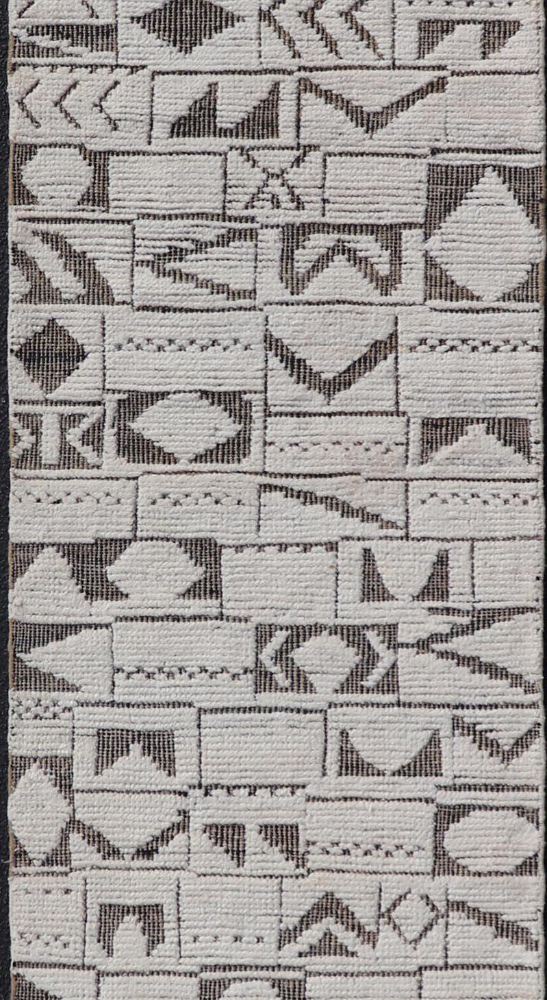 XXI secolo e contemporaneo Runner Tribale Geometrico Moderno Afghanistan in Marrone e Crema 2'5 x 10'5 in vendita