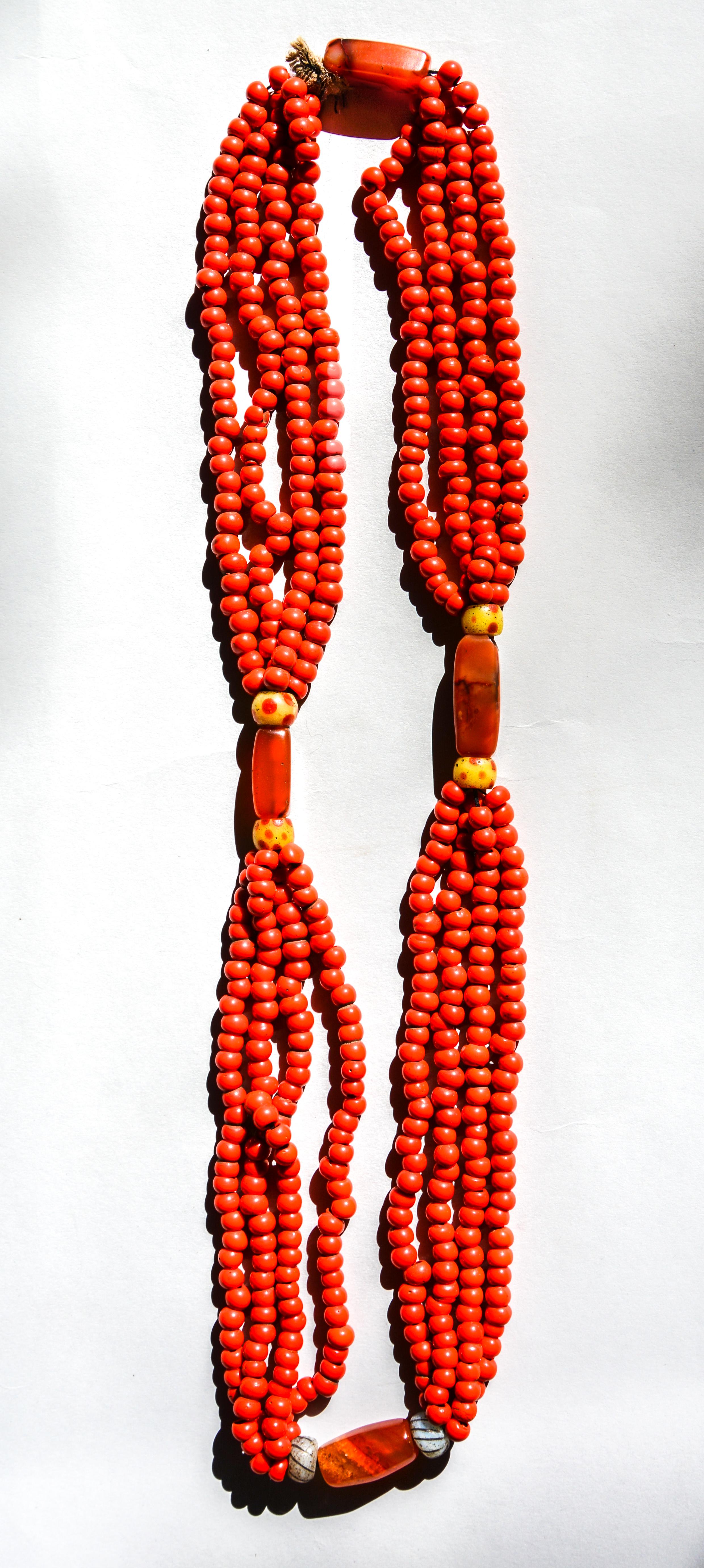 Collier de perles en verre tribal et cornaline de Nagaland, Inde, milieu du 20e siècle 3