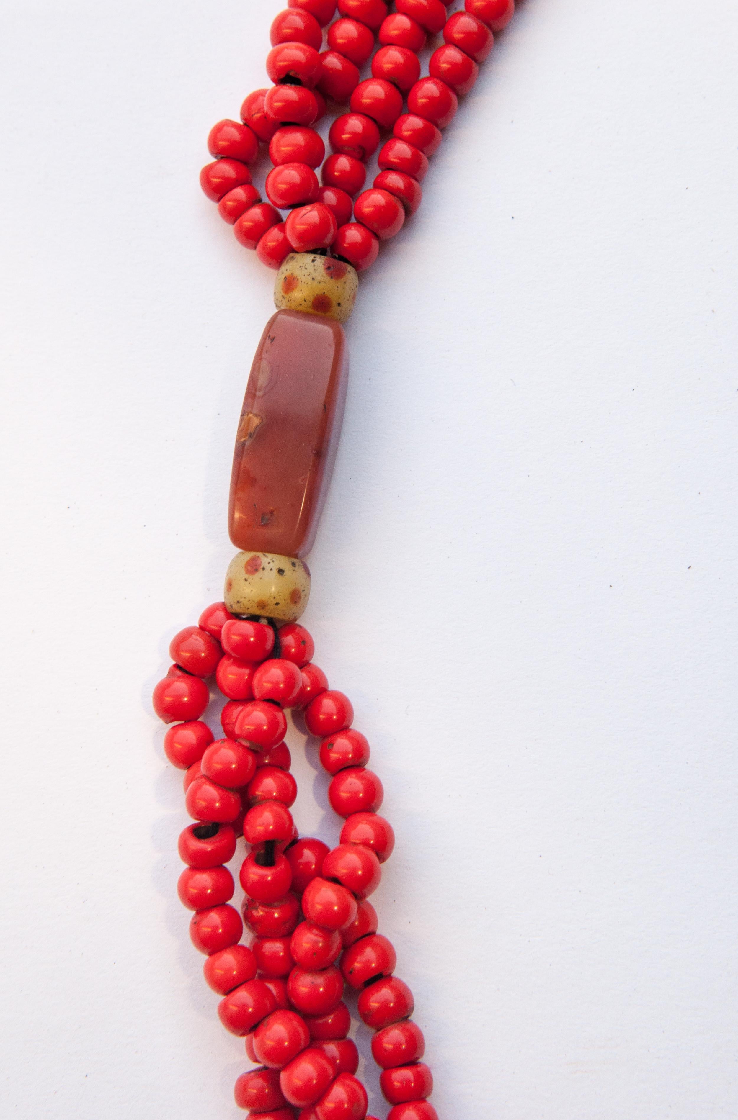 Perlé Collier de perles en verre tribal et cornaline de Nagaland, Inde, milieu du 20e siècle