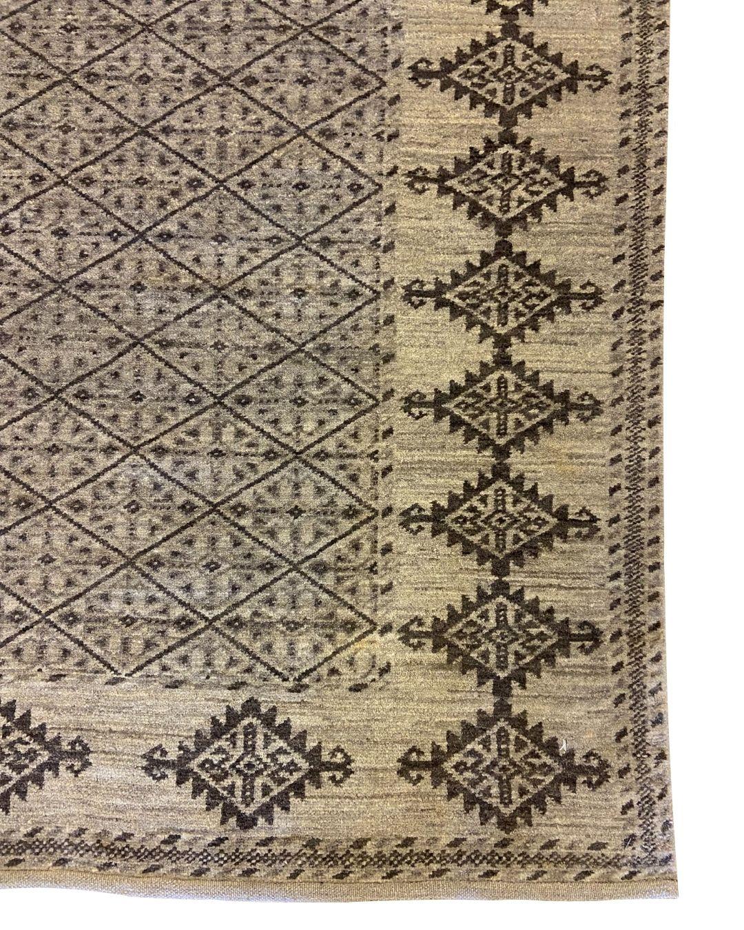 Dieser Stammes-Perserteppich aus grauer Wolle mit geometrischen Rautenmotiven in der Größe 3' x 5' zeigt eine subtile, Ton-in-Ton-Palette, die jedem Raum Tiefe und Raffinesse verleiht. Das komplizierte Muster des Teppichs besteht aus sich