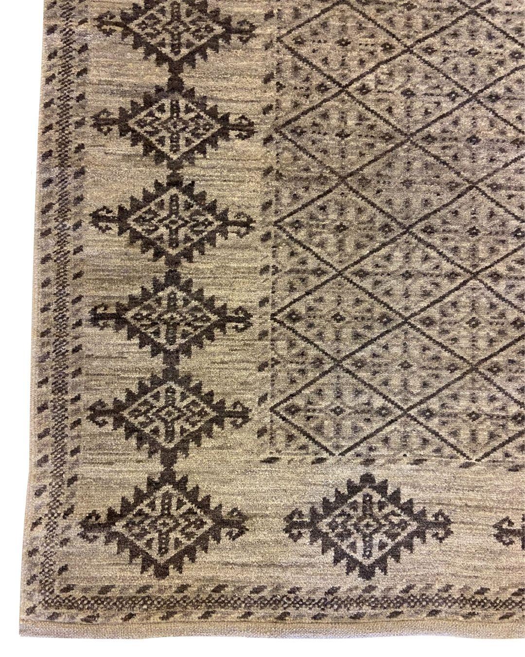 Grauer persischer Stammeskunst-Teppich aus Wolle mit geometrischen Diamantmotiven, 3' x 5' (Persisch) im Angebot