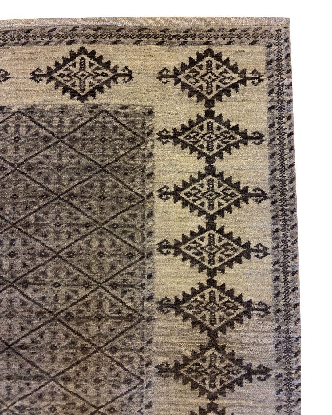 Grauer persischer Stammeskunst-Teppich aus Wolle mit geometrischen Diamantmotiven, 3' x 5' (Handgeknüpft) im Angebot
