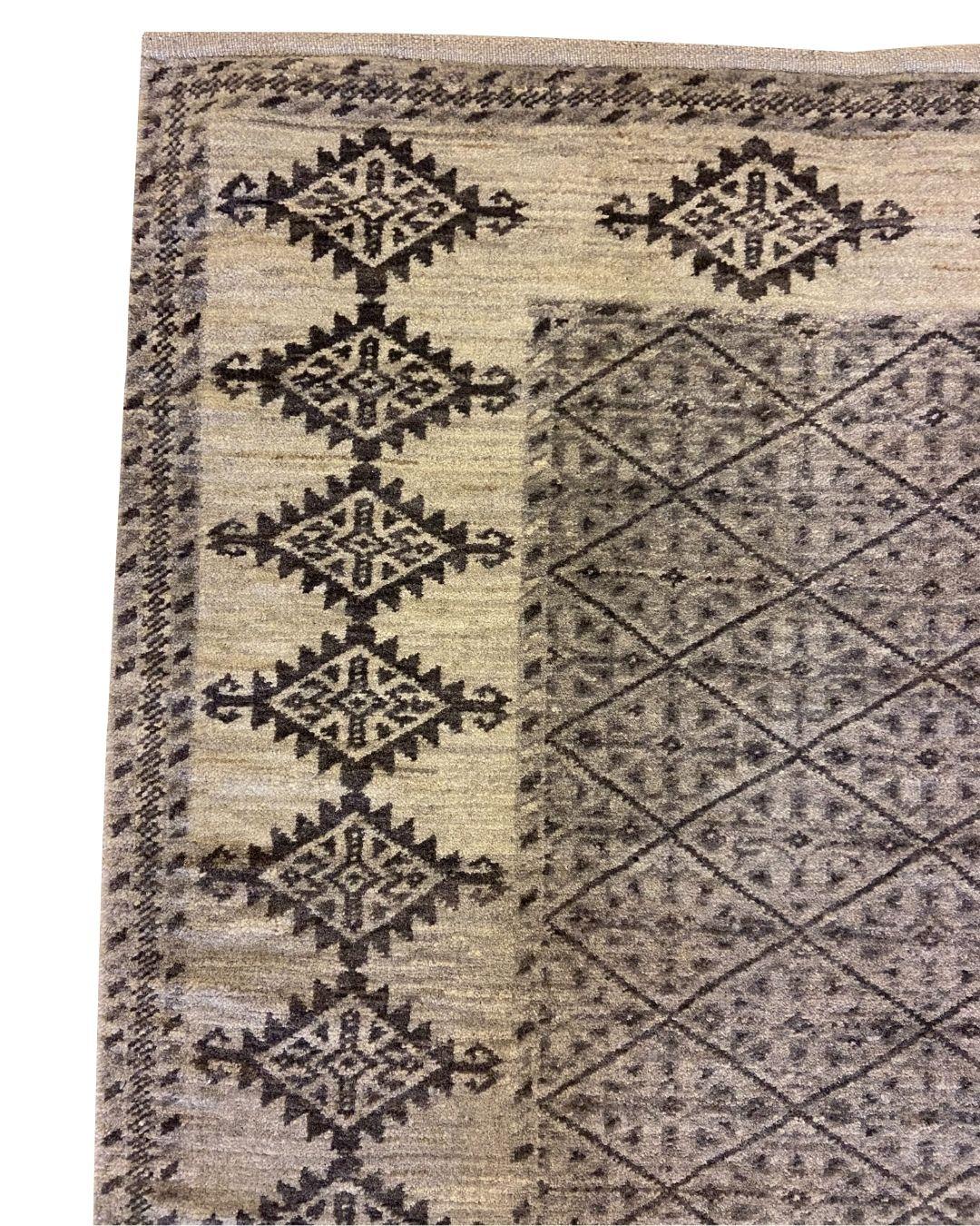 Grauer persischer Stammeskunst-Teppich aus Wolle mit geometrischen Diamantmotiven, 3' x 5' im Zustand „Neu“ im Angebot in New York, NY