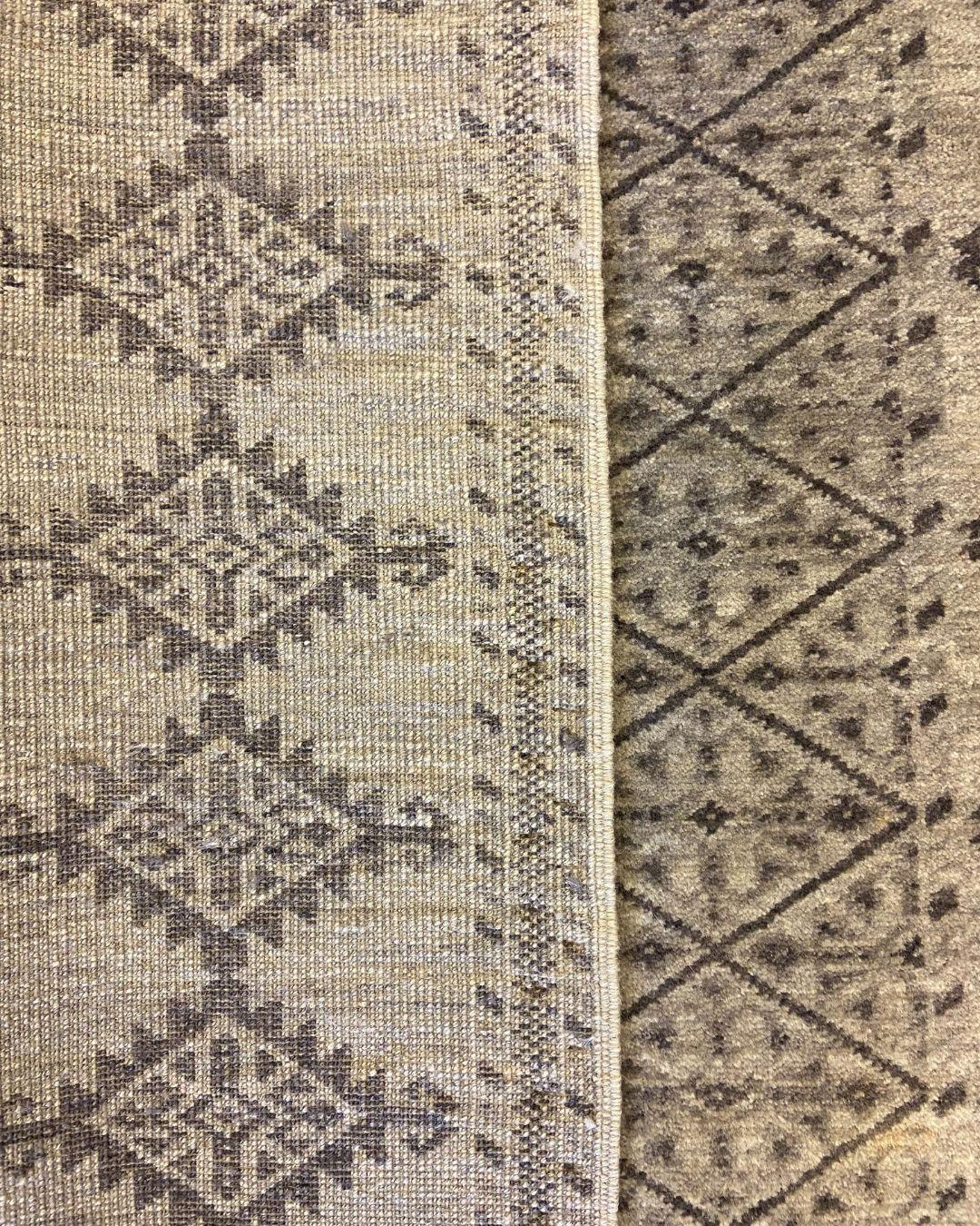 Grauer persischer Stammeskunst-Teppich aus Wolle mit geometrischen Diamantmotiven, 3' x 5' (21. Jahrhundert und zeitgenössisch) im Angebot