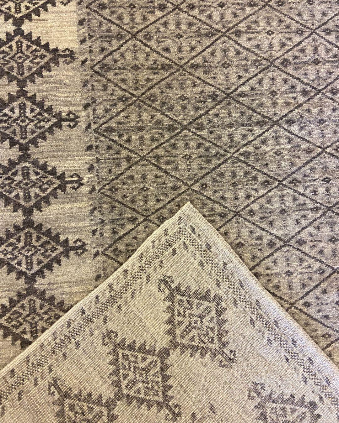 Grauer persischer Stammeskunst-Teppich aus Wolle mit geometrischen Diamantmotiven, 3' x 5' im Angebot 1