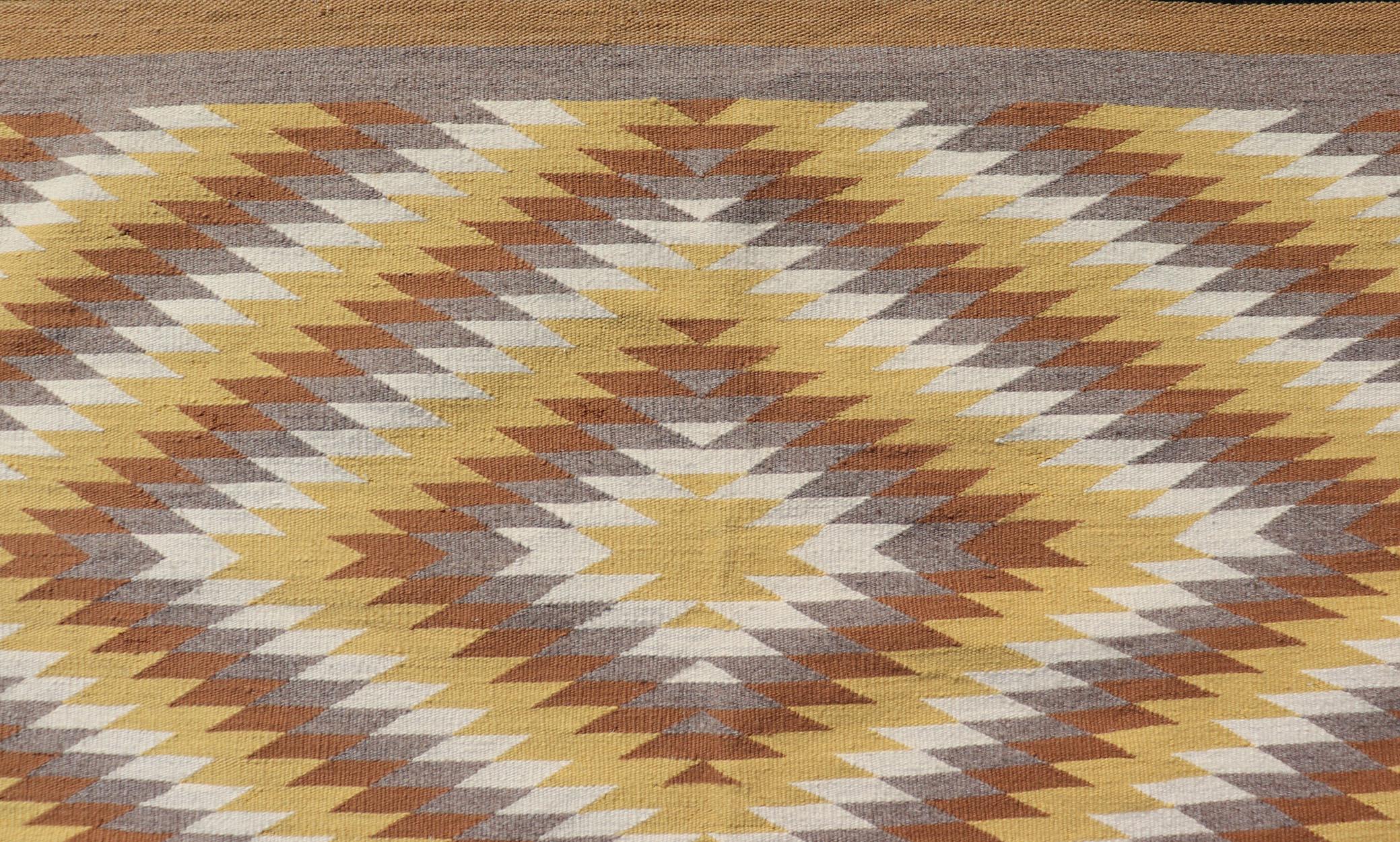 Américain Kilim tribal vintage Navajo tissé à la main avec or, gris, ivoire et marron en vente