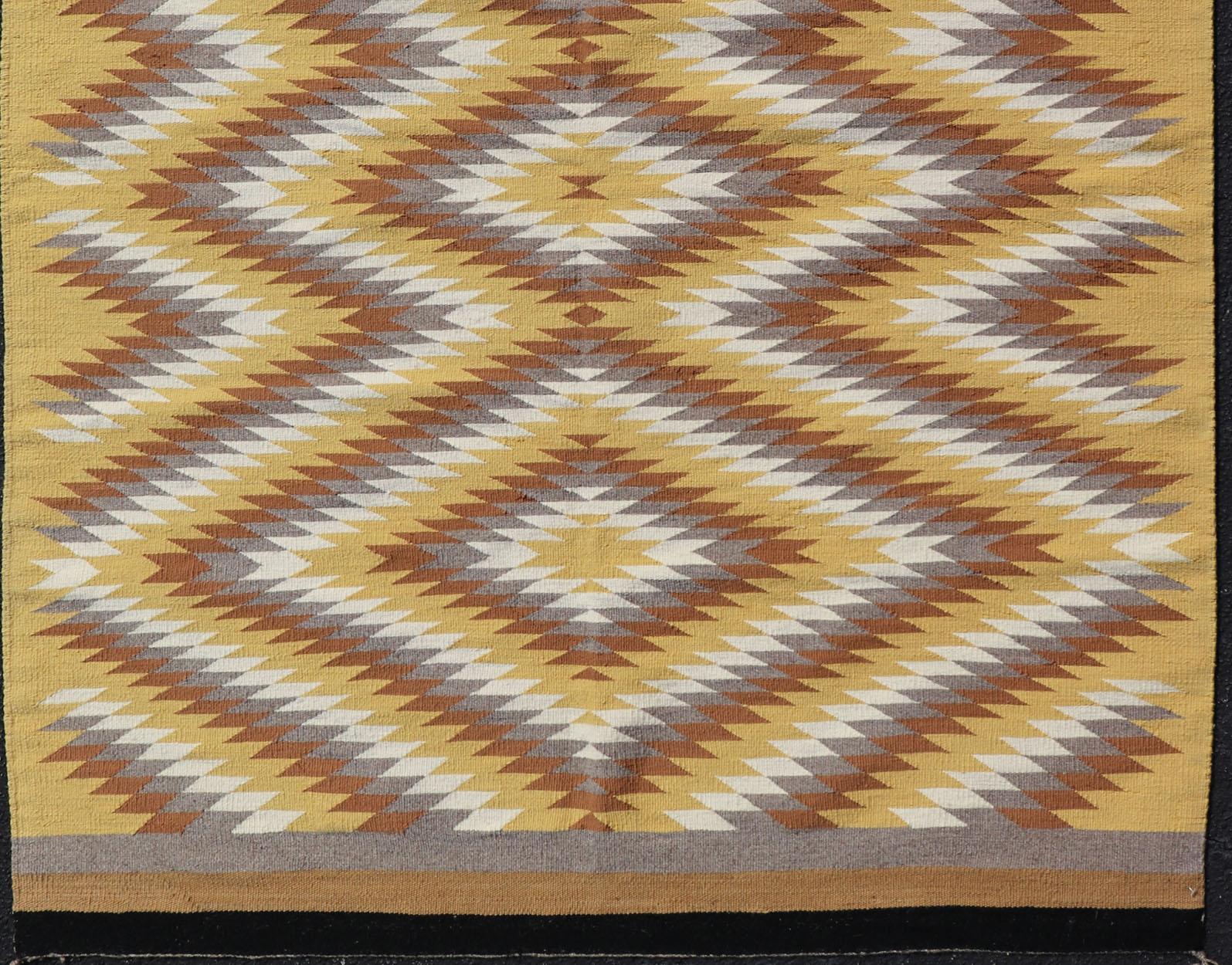 20ième siècle Kilim tribal vintage Navajo tissé à la main avec or, gris, ivoire et marron en vente