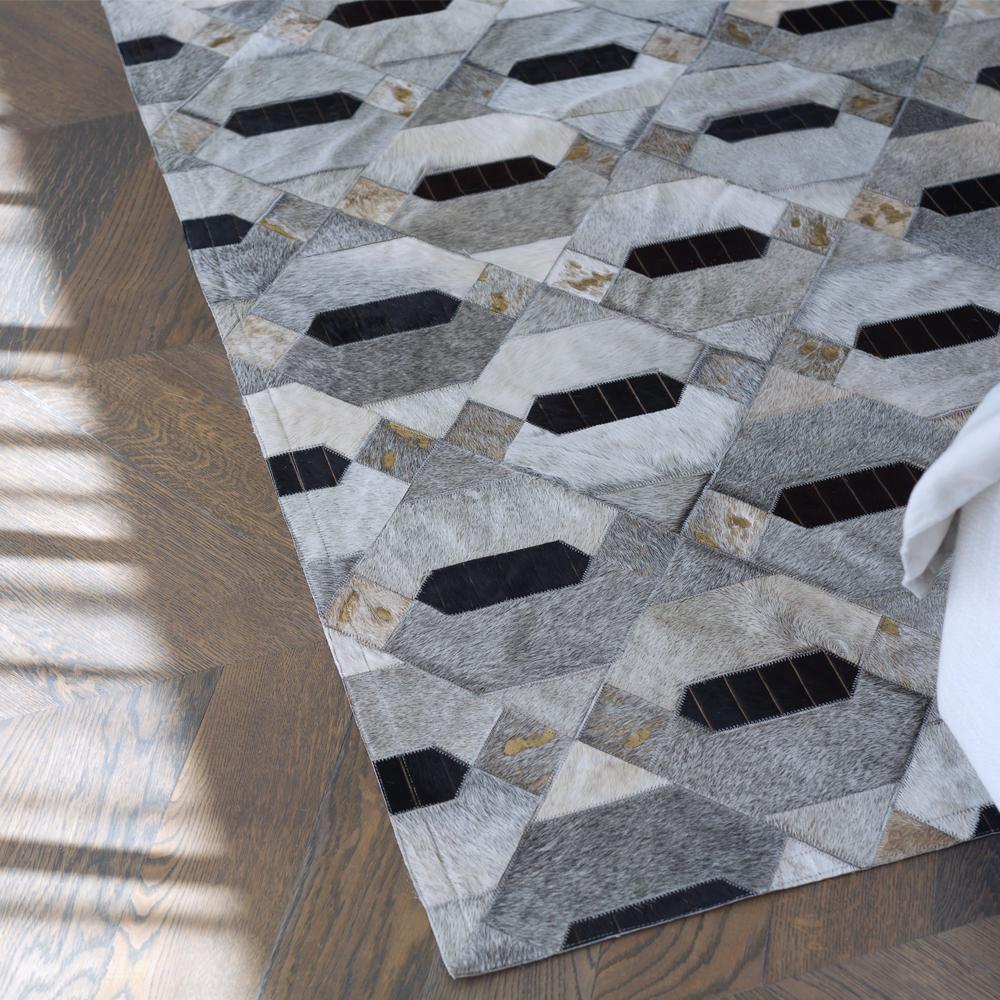 Alfombra de cuero de vaca gris, negra y dorada pequeña Linaje personalizable de inspiración tribal Pakistaní en venta