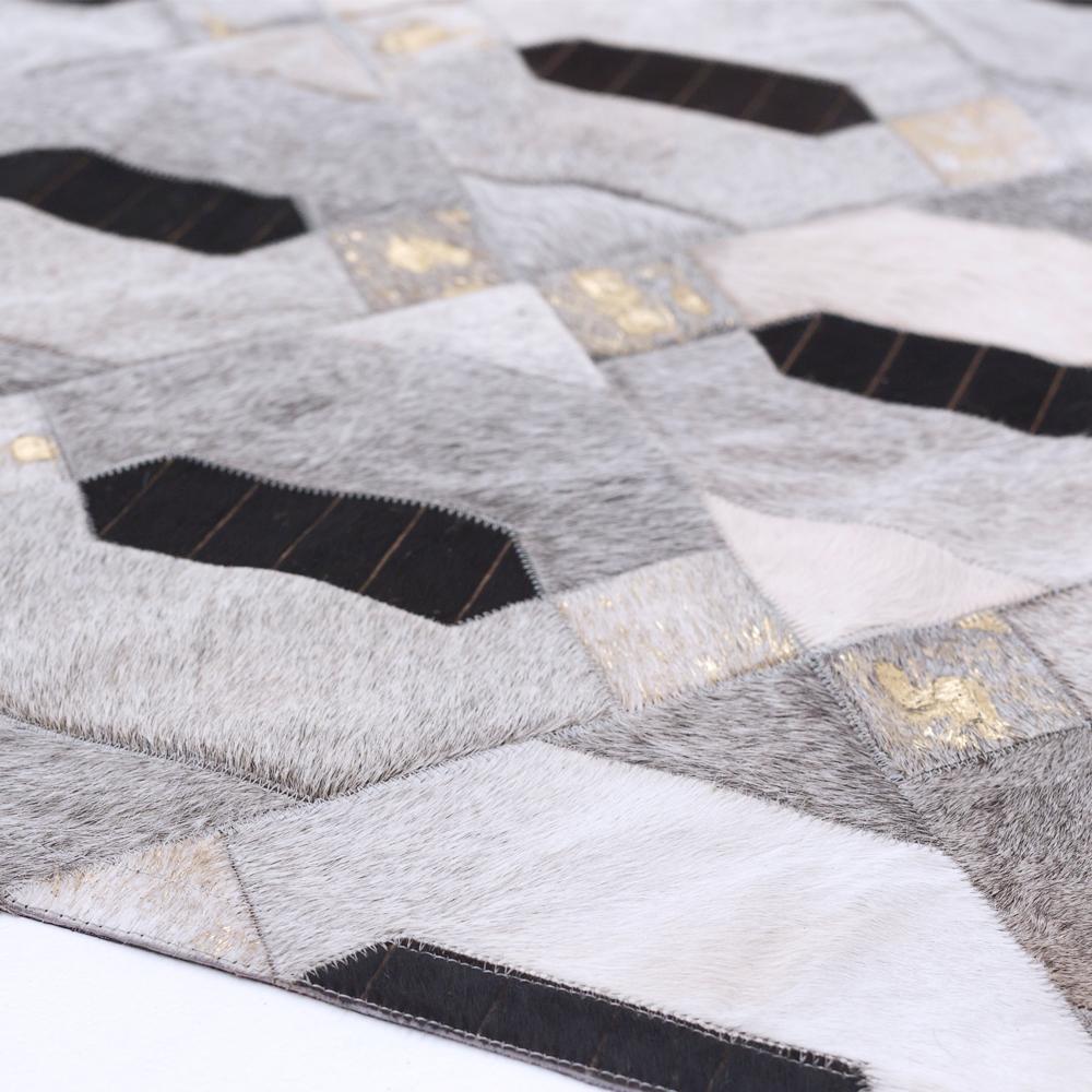 Alfombra de cuero de vaca gris, negra y dorada pequeña Linaje personalizable de inspiración tribal Siglo XXI y contemporáneo en venta