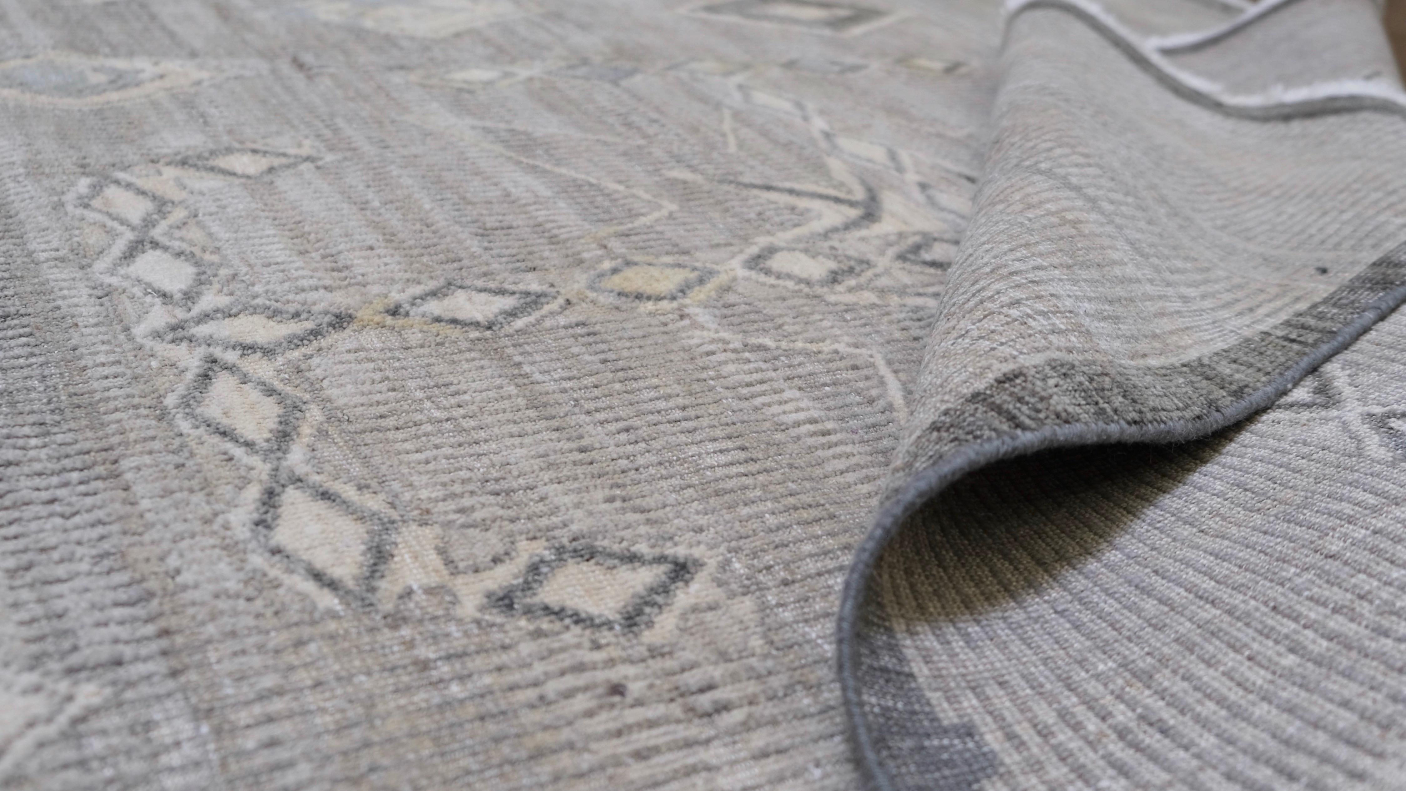 Tribal-inspirierter geometrischer grauer Wollteppich mit Motiv 9'x12' (Handgeknüpft) im Angebot