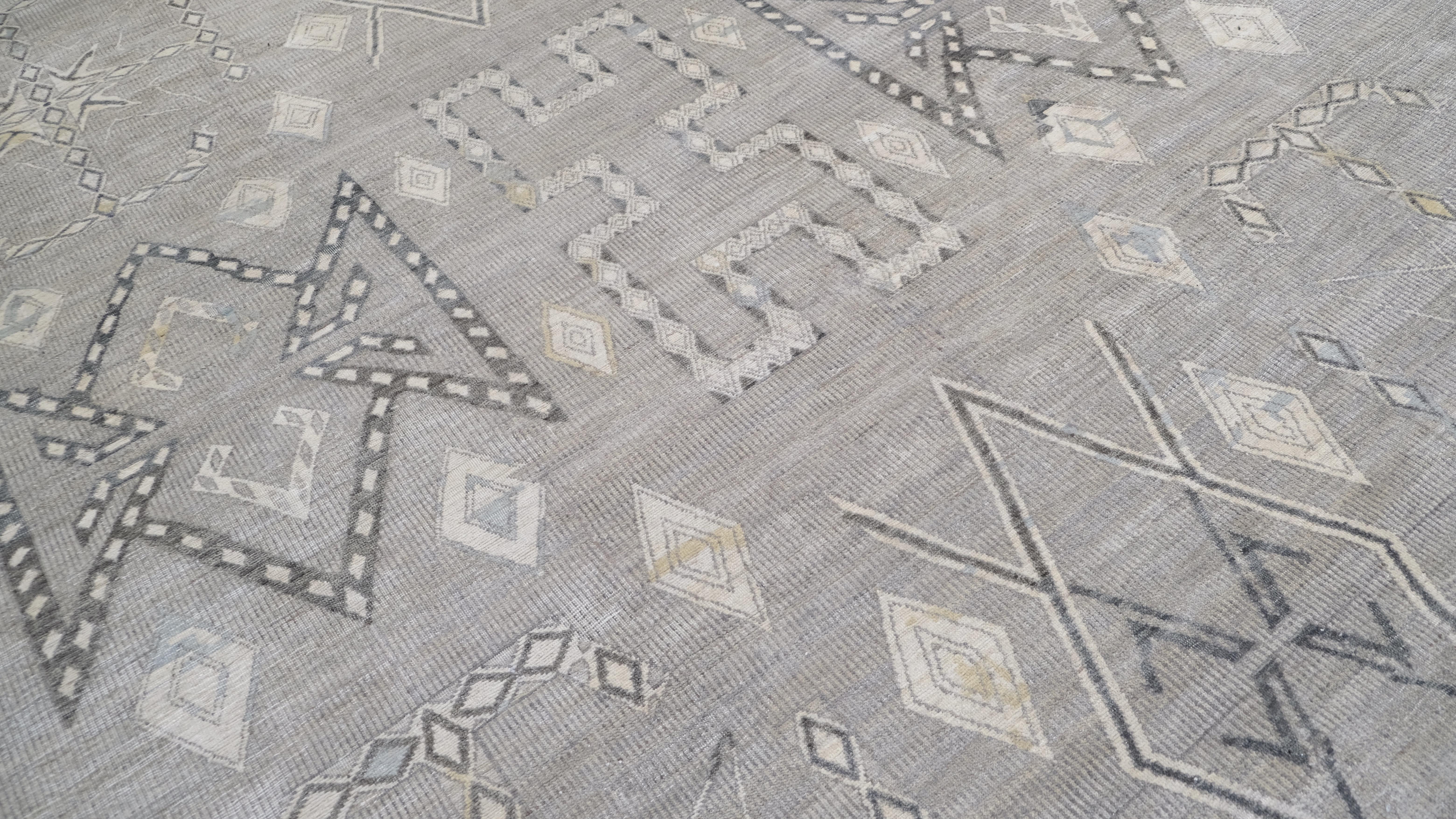 Tribal-inspirierter geometrischer grauer Wollteppich mit Motiv 9'x12' im Zustand „Neu“ im Angebot in Torrance, CA