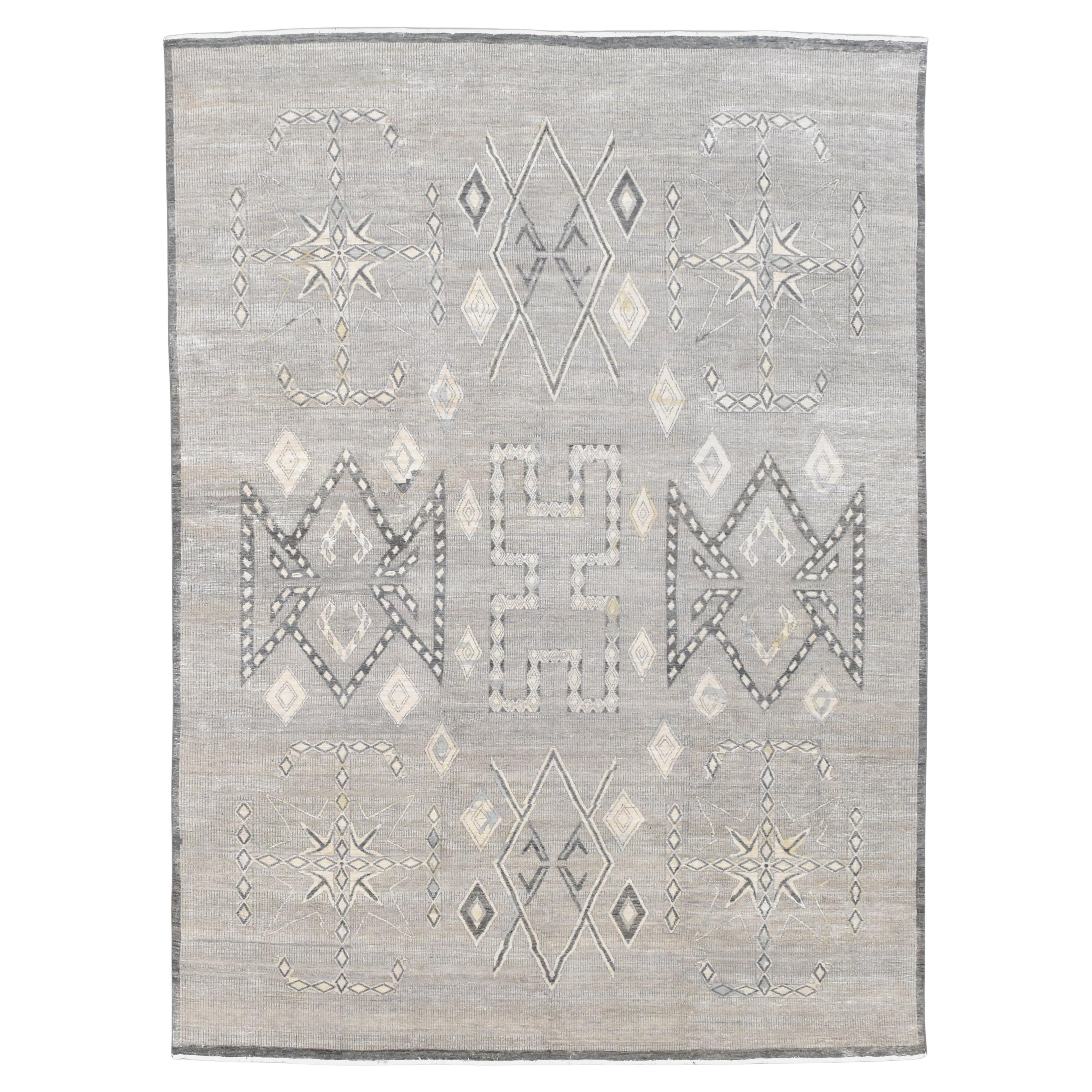 Tribal-inspirierter geometrischer grauer Wollteppich mit Motiv 9
x12
 im Angebot